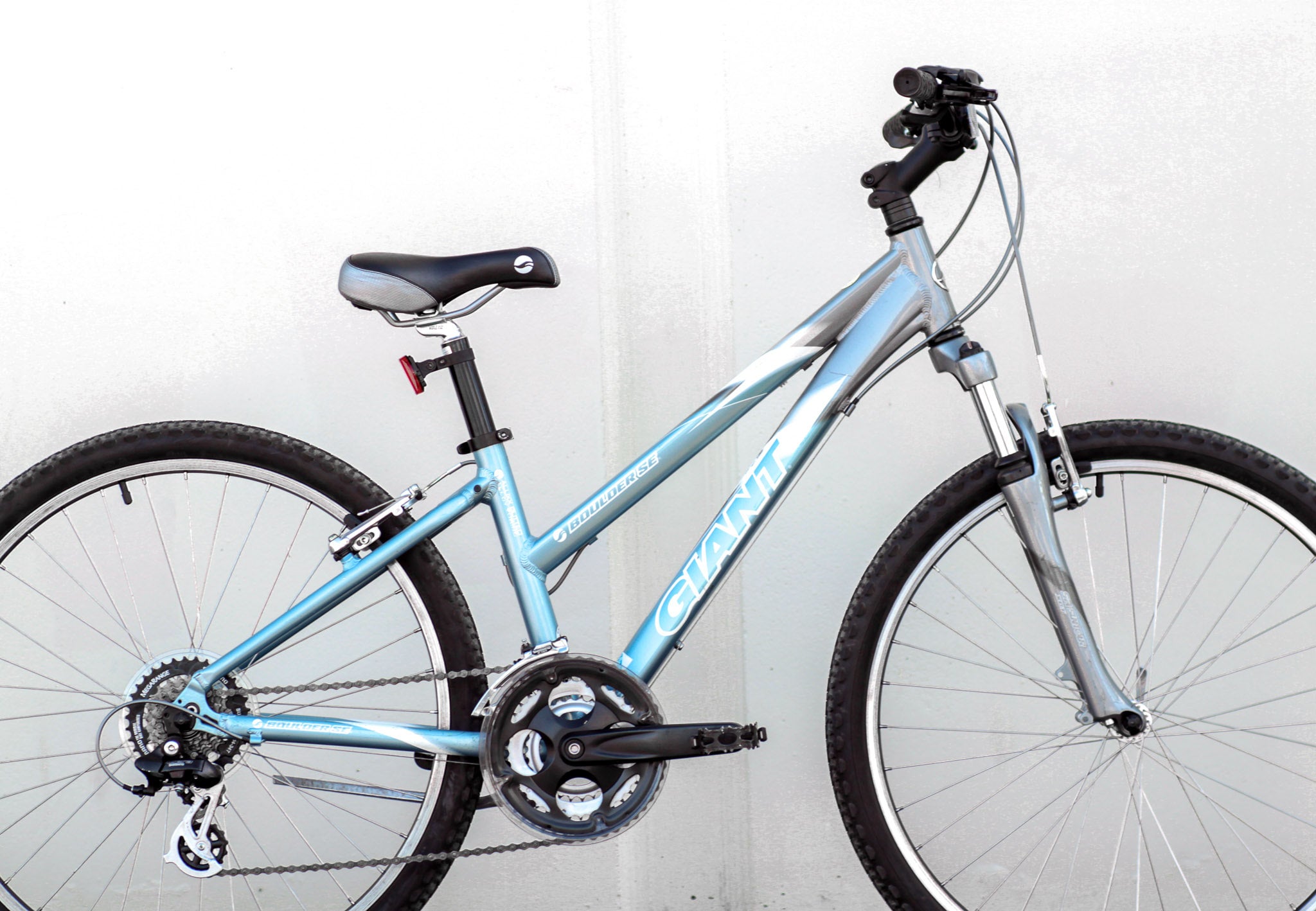 Giant Boulder SE Women s Girl s Sport Mountain Bike Good for Shorter Riders 14 blue UXTQ Used Bikes for Sale Silicon Valley Bicycle Exchange Bay Area
