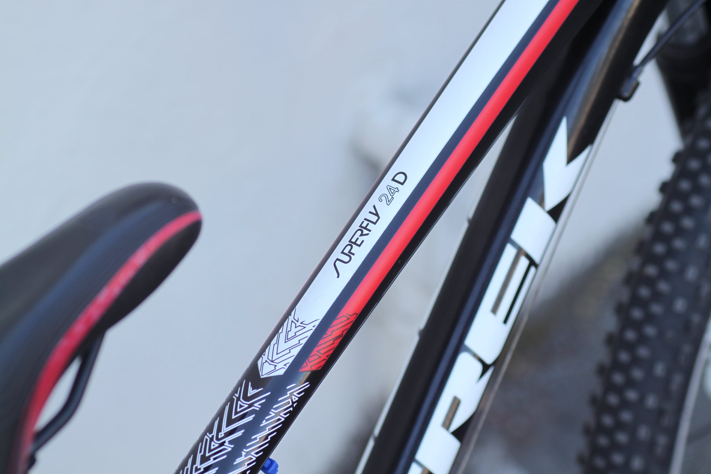 Trek ジュニア　Superfly マウンテンバイク24インチ Trek Superfly 24 Kids Bike in Black