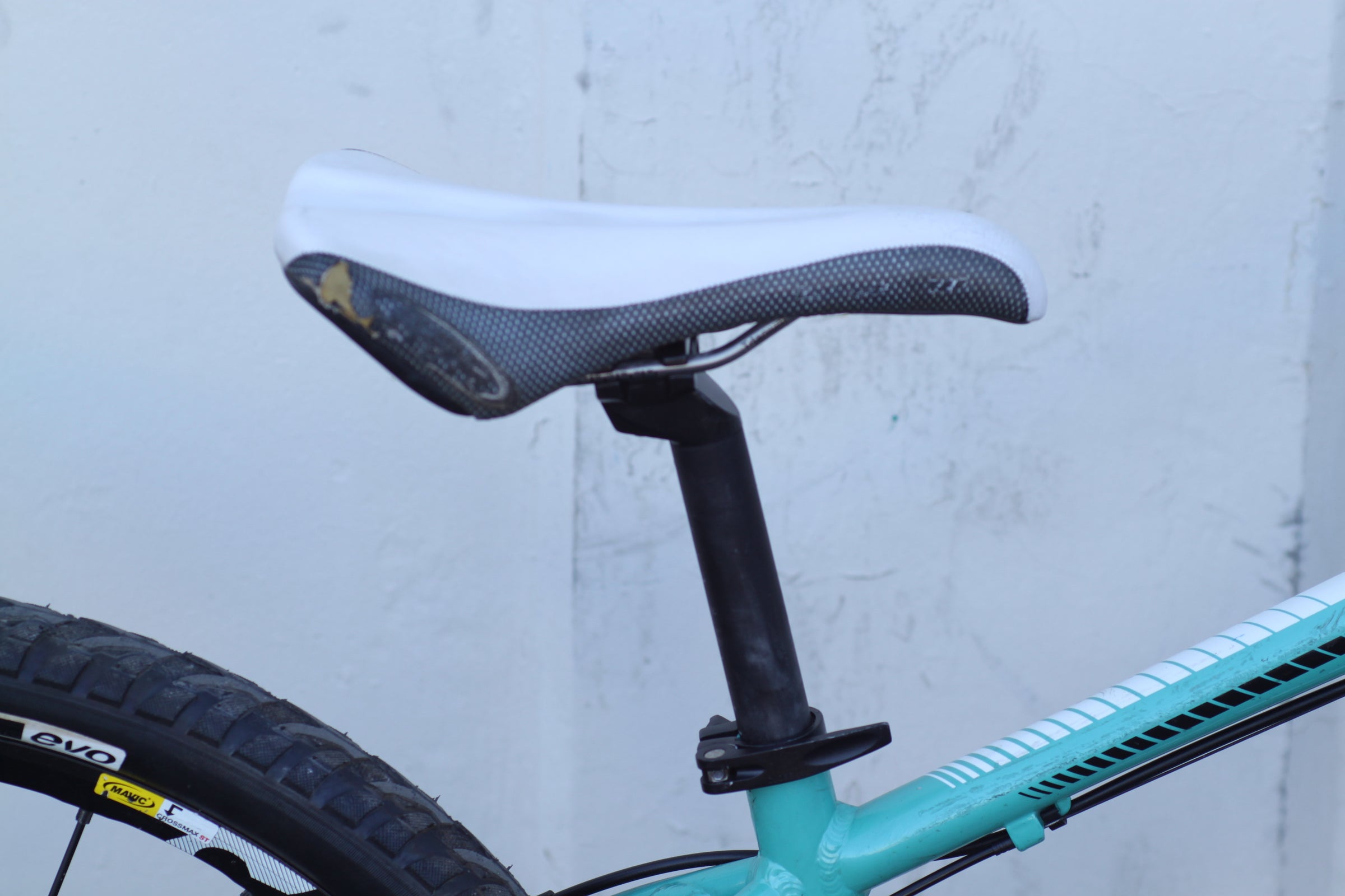 Kona Tika Hardtail MTB with SR Suntour Fork and Disc Brakes XS 