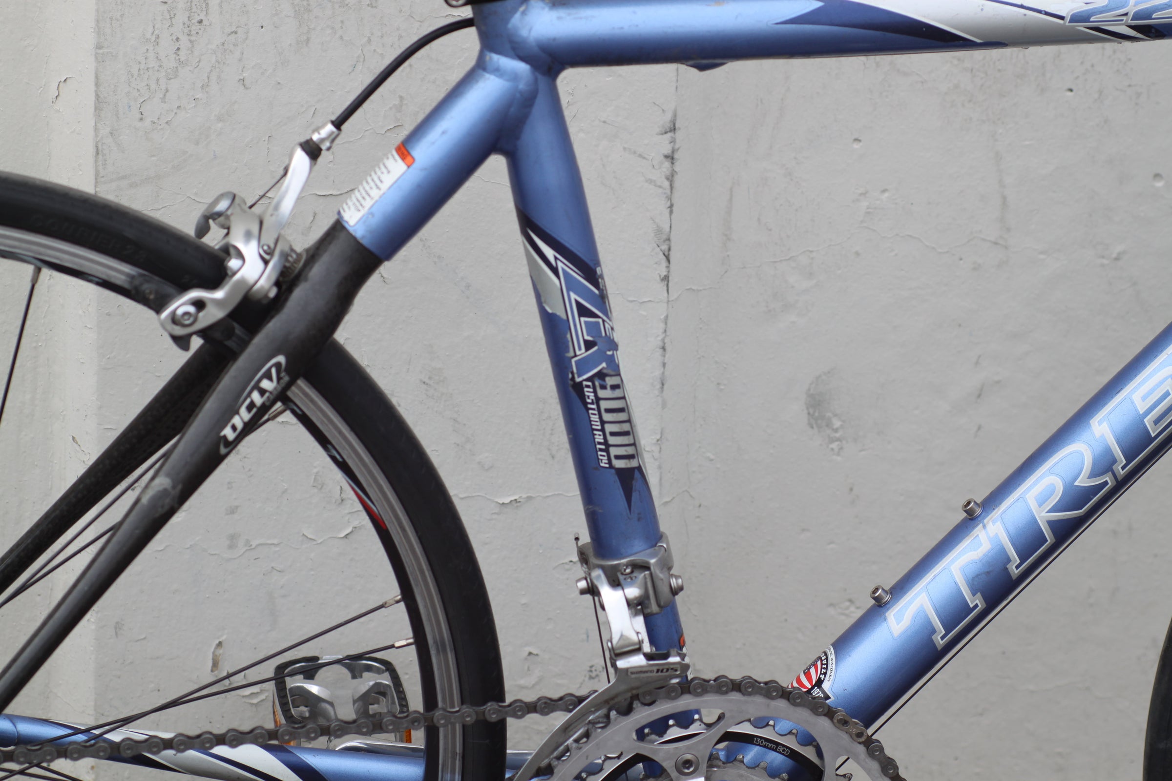 Trek 2200 ZR Alloy / OCLV Carbon Road Bike with 650c Wheels blue