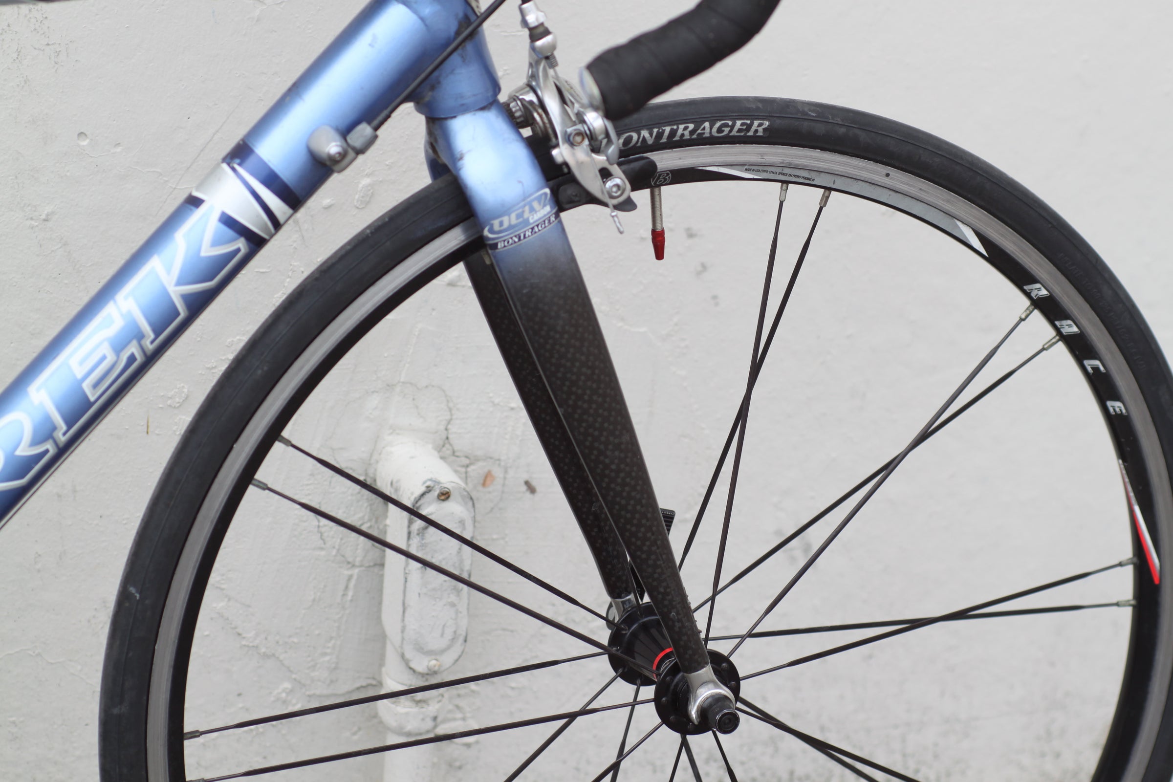 Trek 2200 ZR Alloy / OCLV Carbon Road Bike with 650c Wheels blue