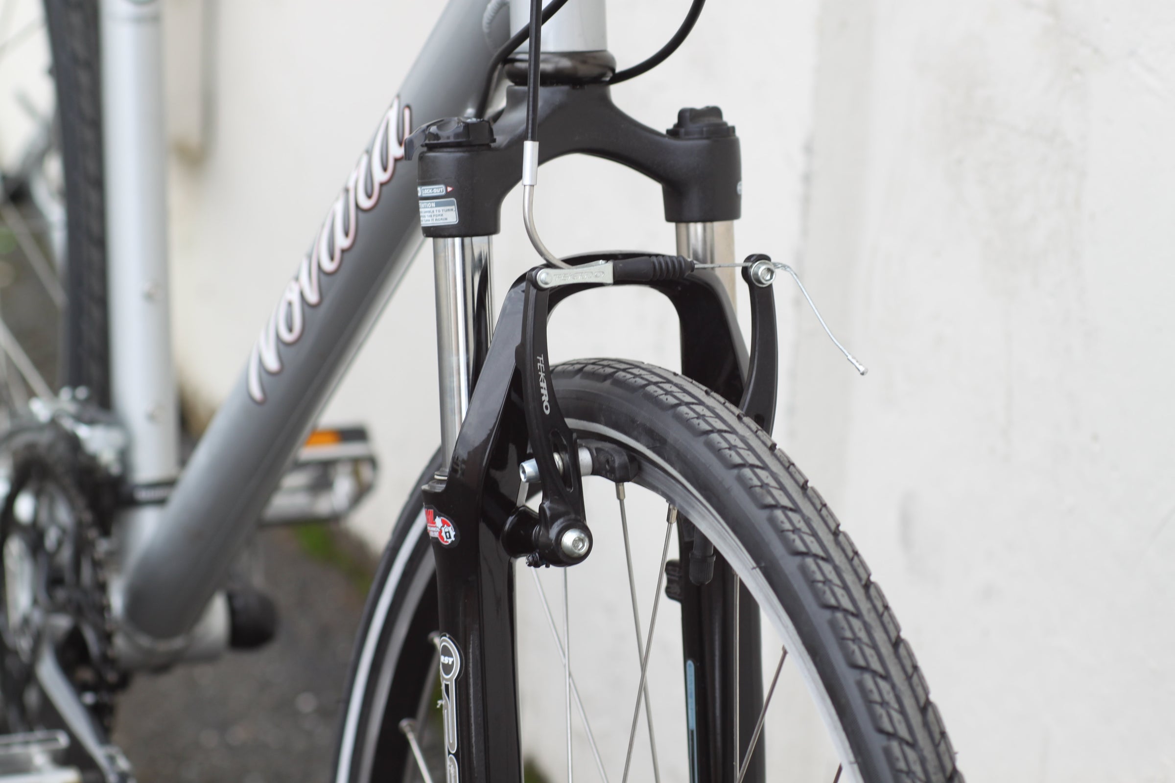 Novara Forza Commuter Hybrid Bike with Suspension Fork M silver