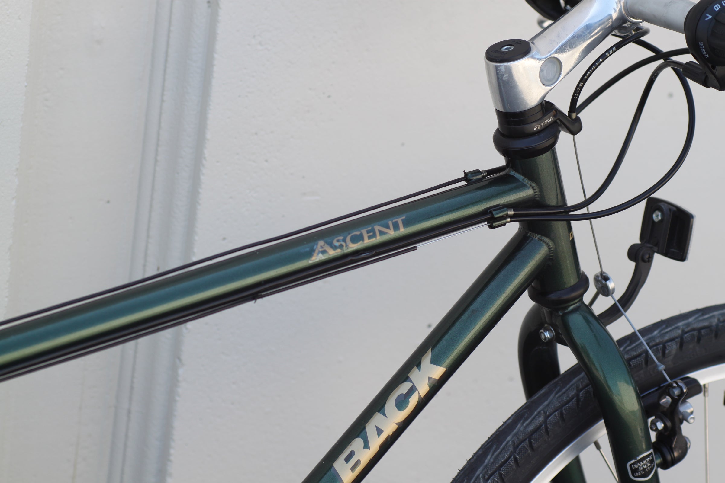 Diamondback Ascent Vintage Hardtail Mountain Bike with Pavement