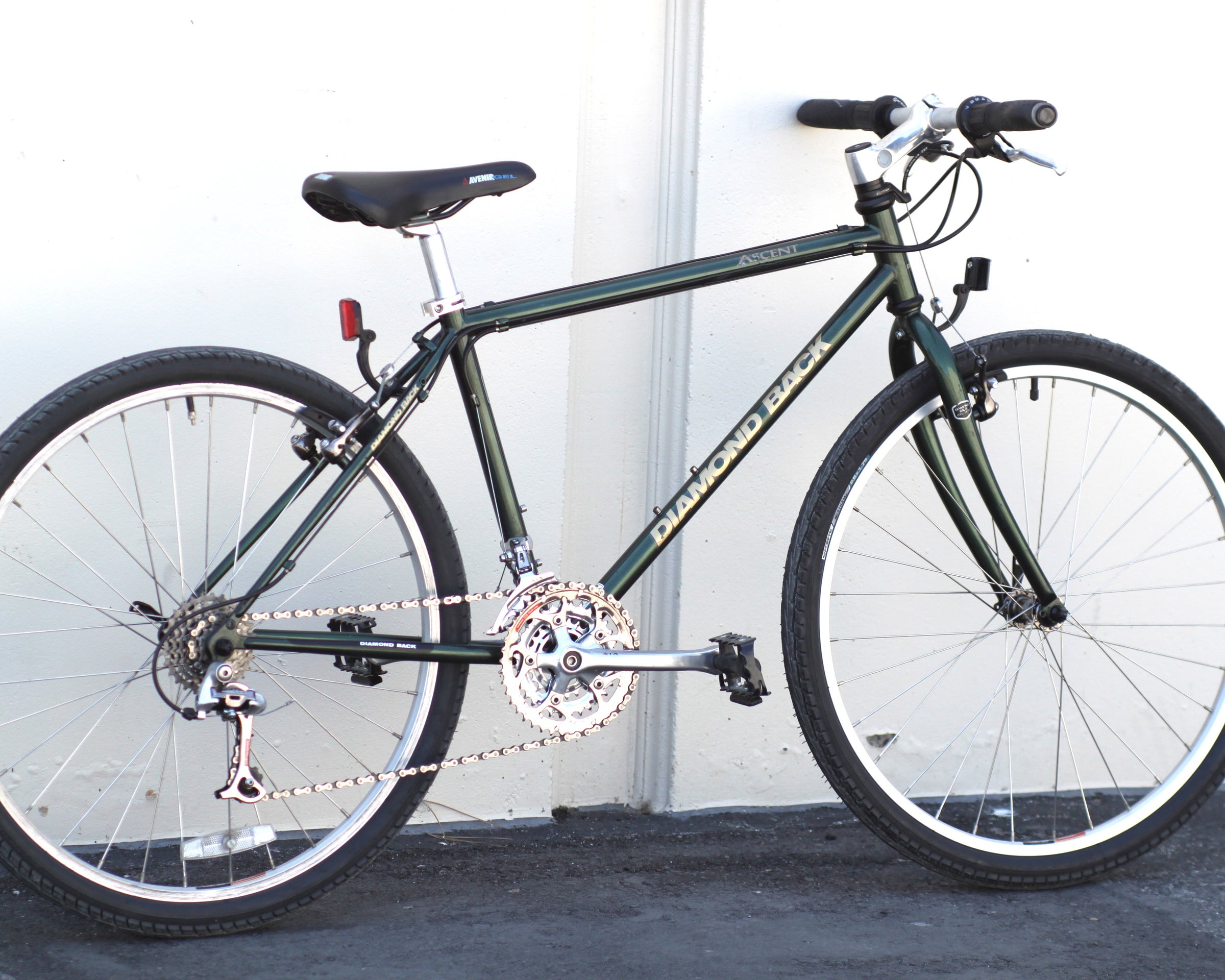 Diamondback Ascent Vintage Hardtail Mountain Bike with Pavement