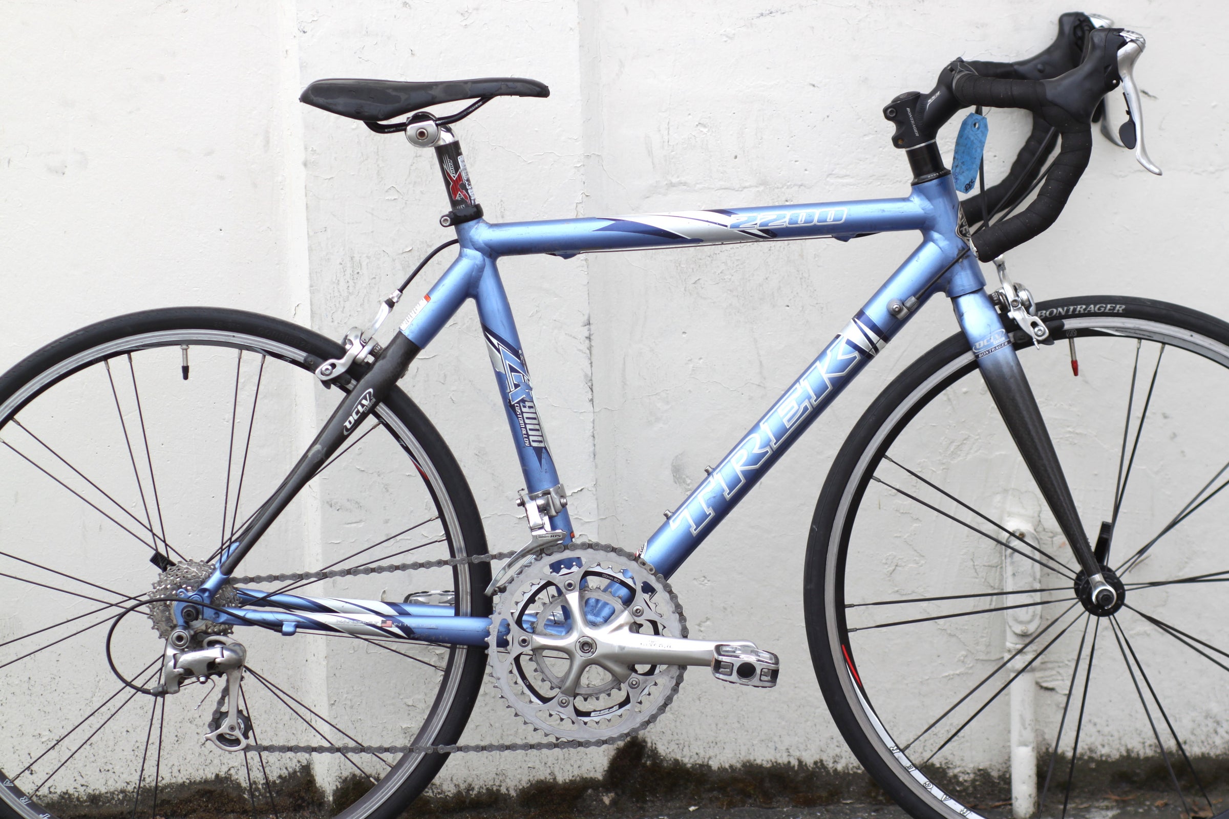 Trek 2200 ZR Alloy / OCLV Carbon Road Bike with 650c Wheels blue Trek 2200 ZR Alloy / OCLV Carbon Road Bike with 650c Wheels blue