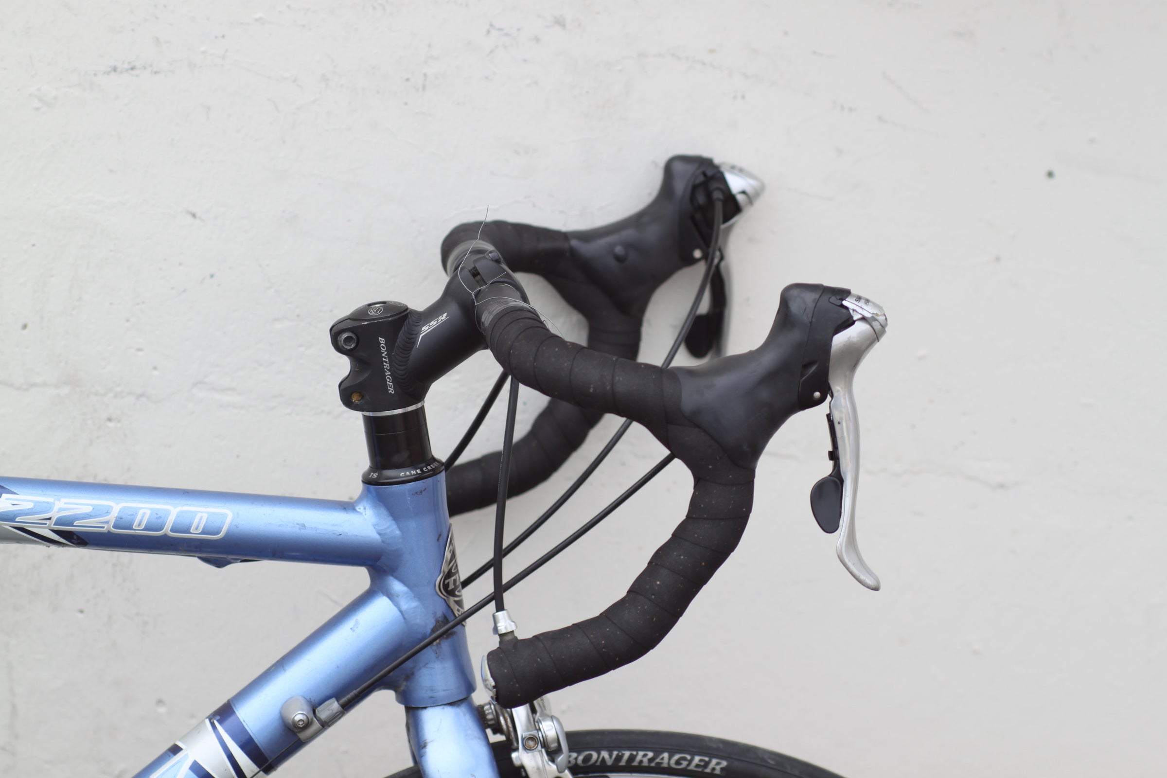 Trek 2200 ZR Alloy / OCLV Carbon Road Bike with 650c Wheels blue