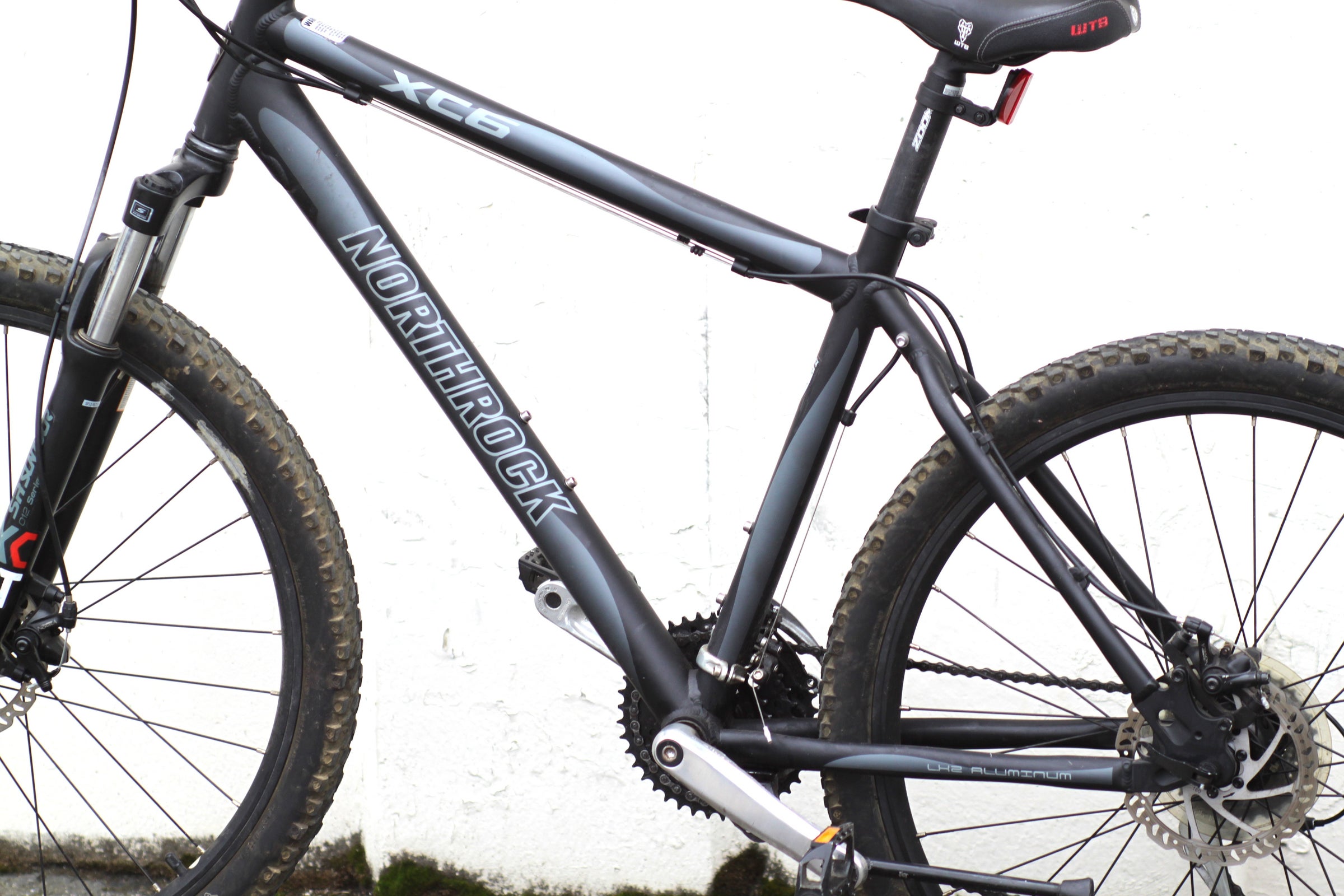 Northrock XC6 Sport Mountain Bike with Disc Brakes and Suntour