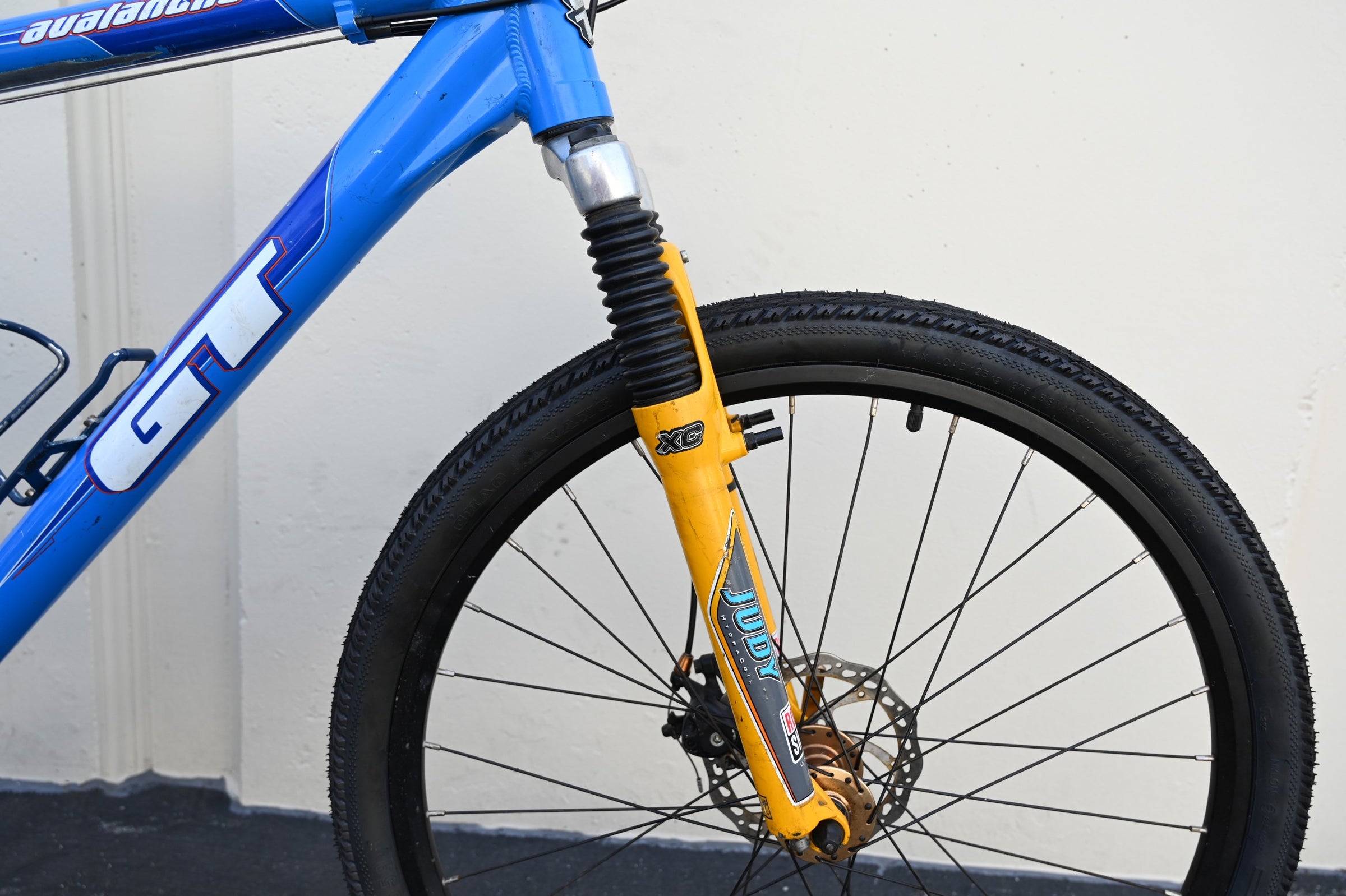 GT Avalanche 2.0 Hardtail MTB 26” Wheelie Bike with Disc Brakes