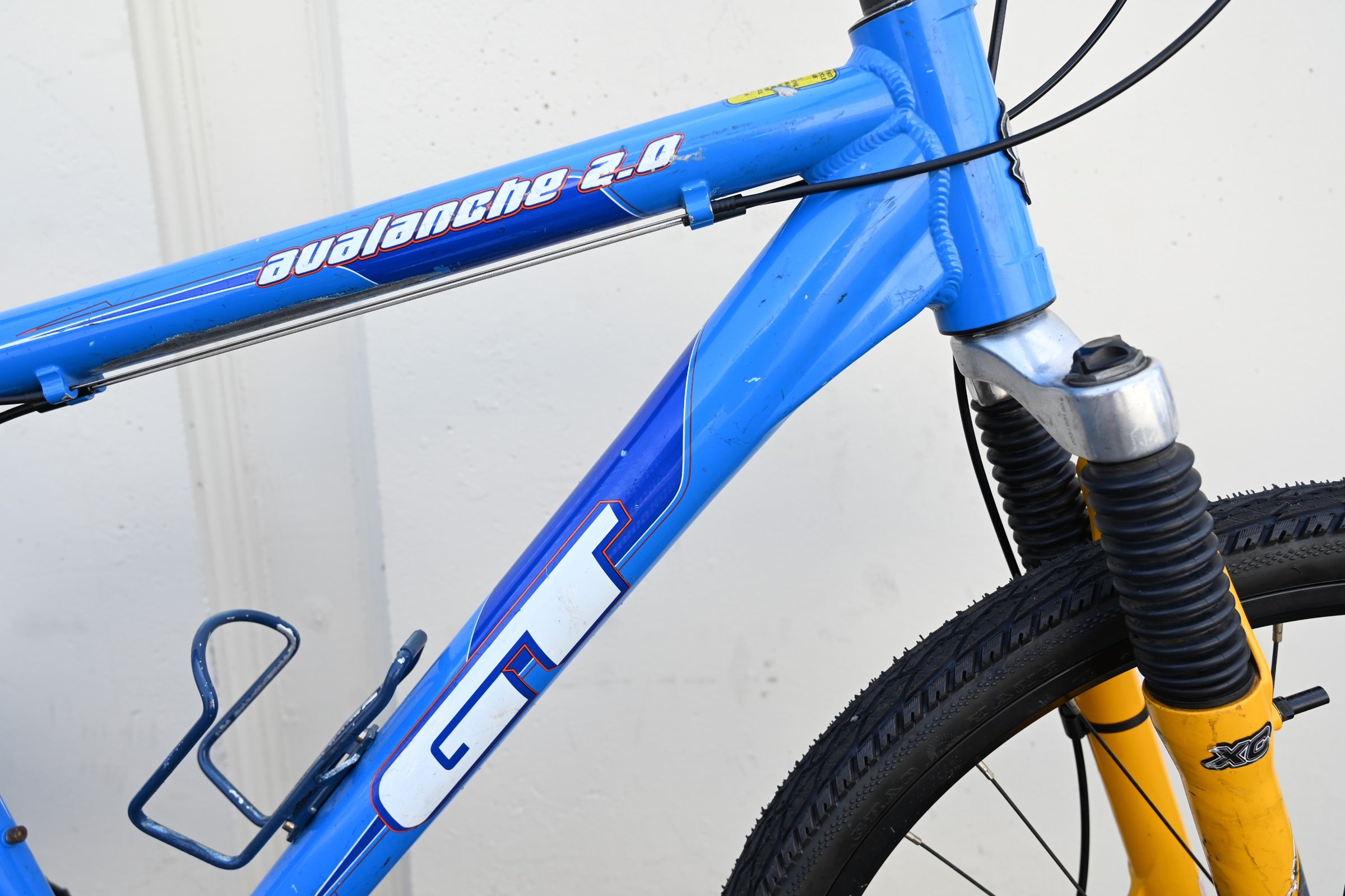 GT Avalanche 2.0 Hardtail MTB 26” Wheelie Bike with Disc Brakes