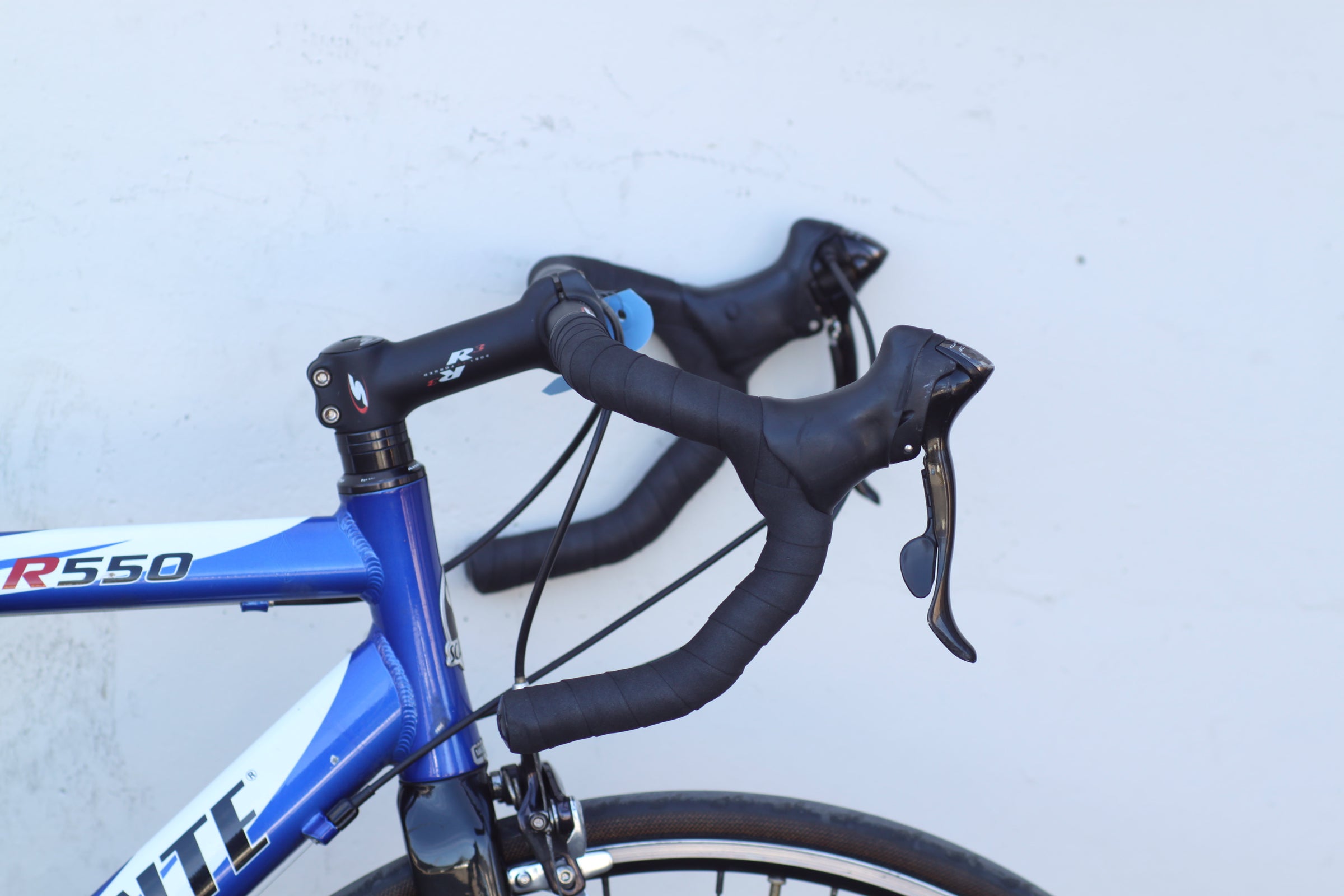 Scattante R550 Easton Aluminum Road Bike with Shimano 105 & Carbon
