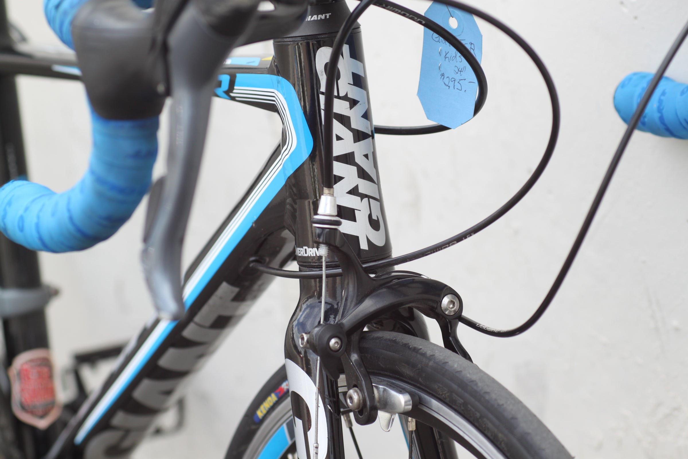 Giant TCR Espoir - Kid's Road Bike with 24” Wheels black - SJNN