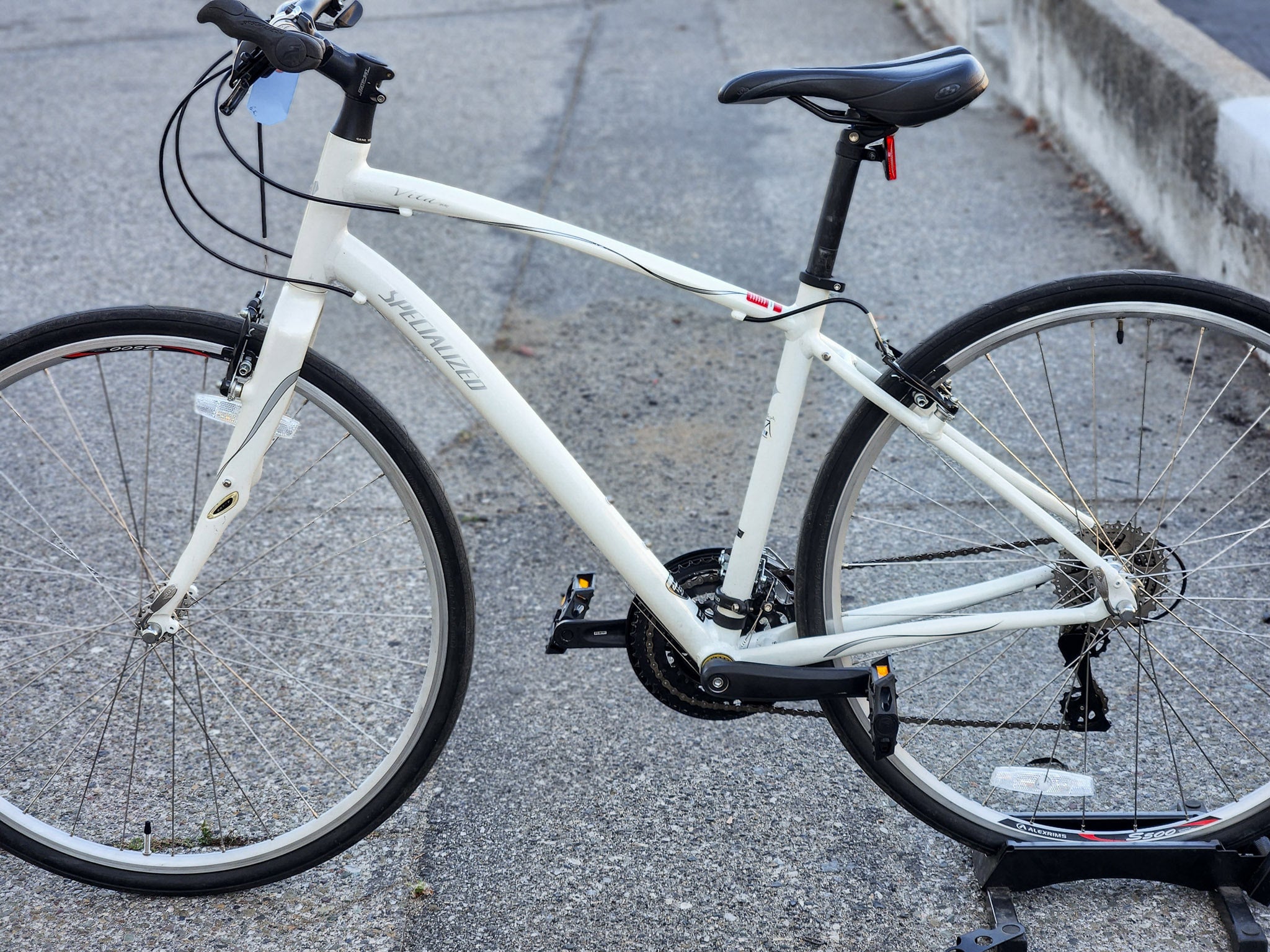 Specialized Vita Sport Women's Commuter Fitness Hybrid WM white