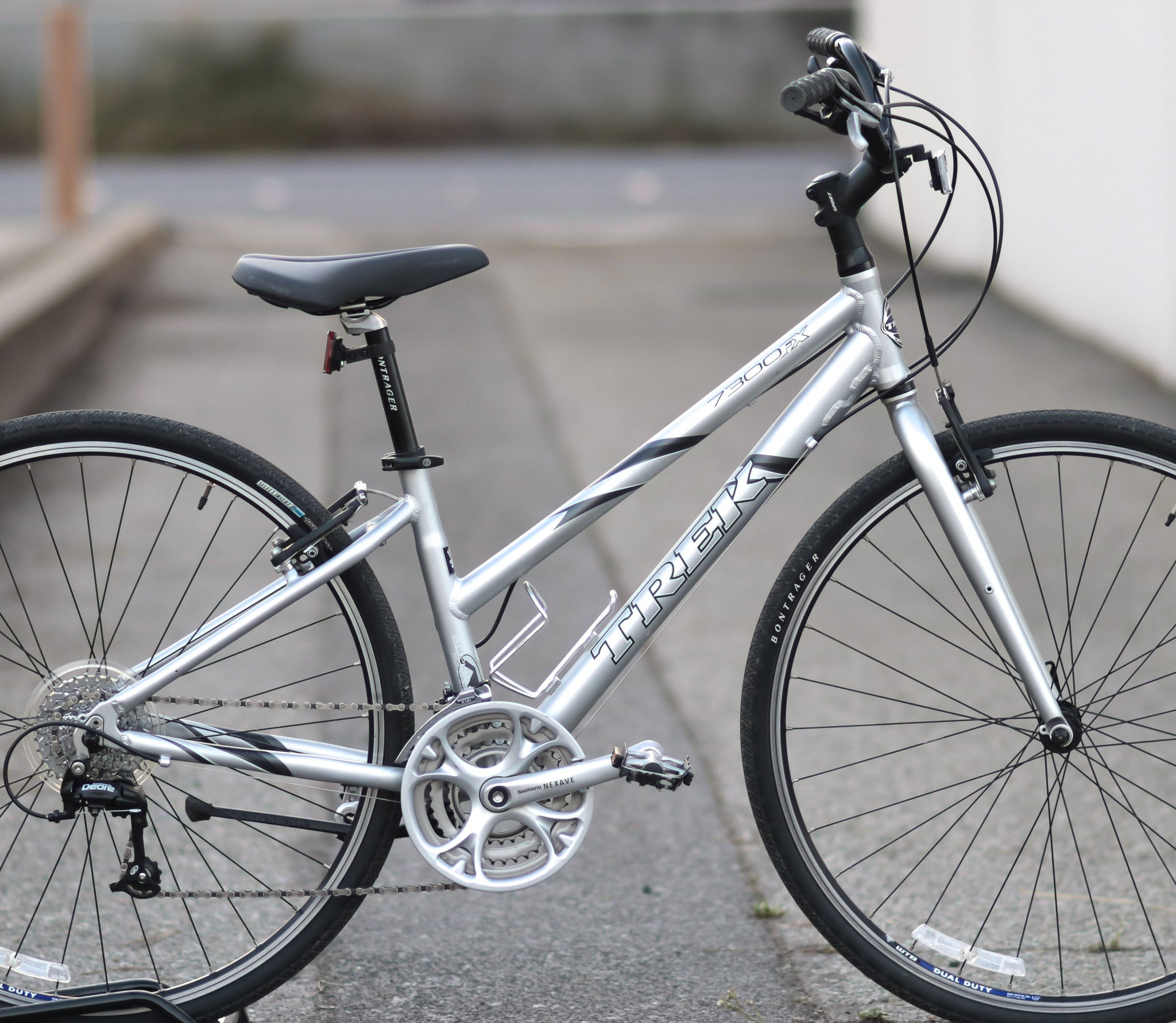 Trek 7300 FX Women s Hybrid Commuter bike 15 38cm Silver Blue