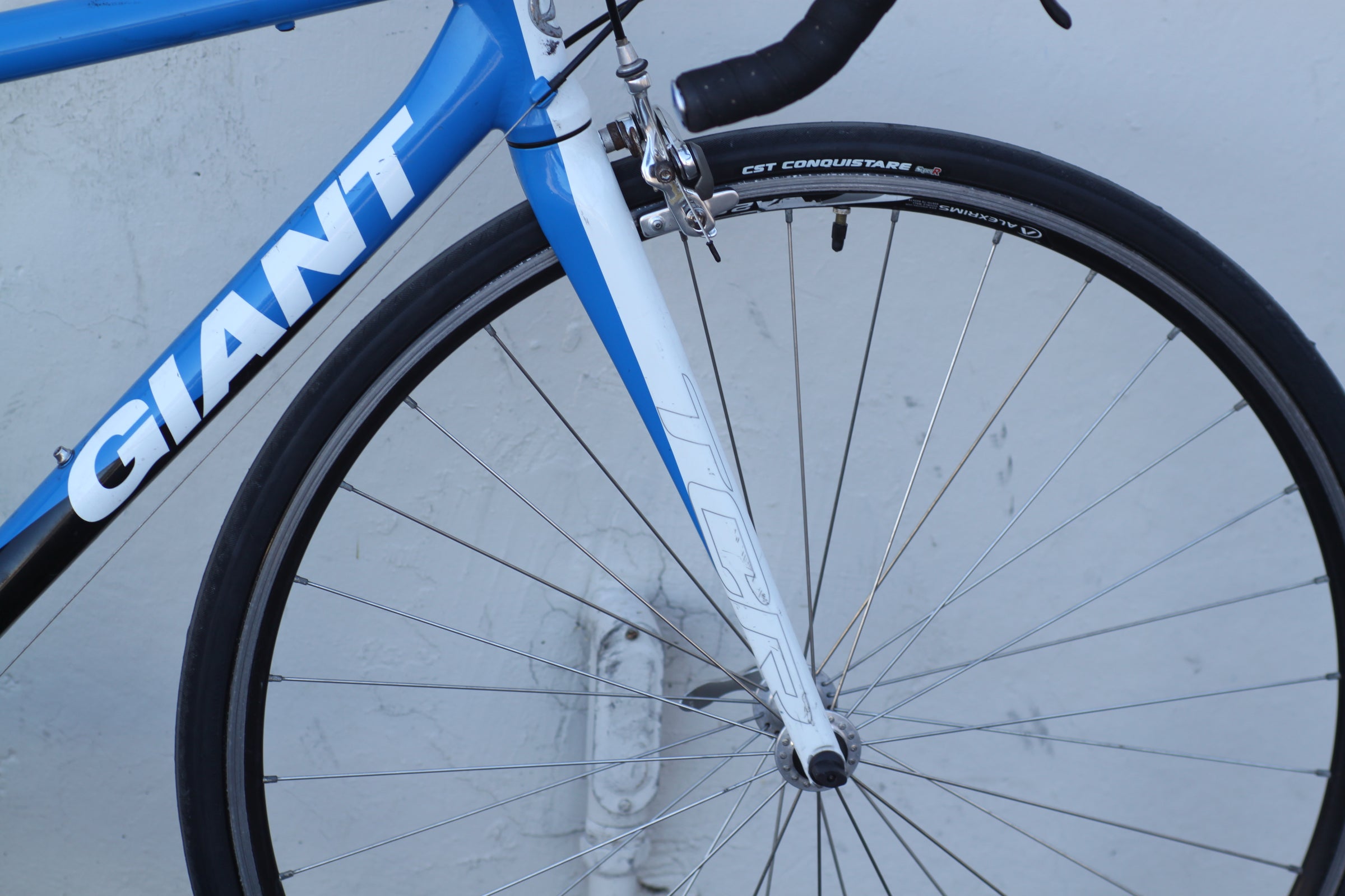 Giant TCR Aluminum Road Bike with 2x8 Drivetrain SM blue/white