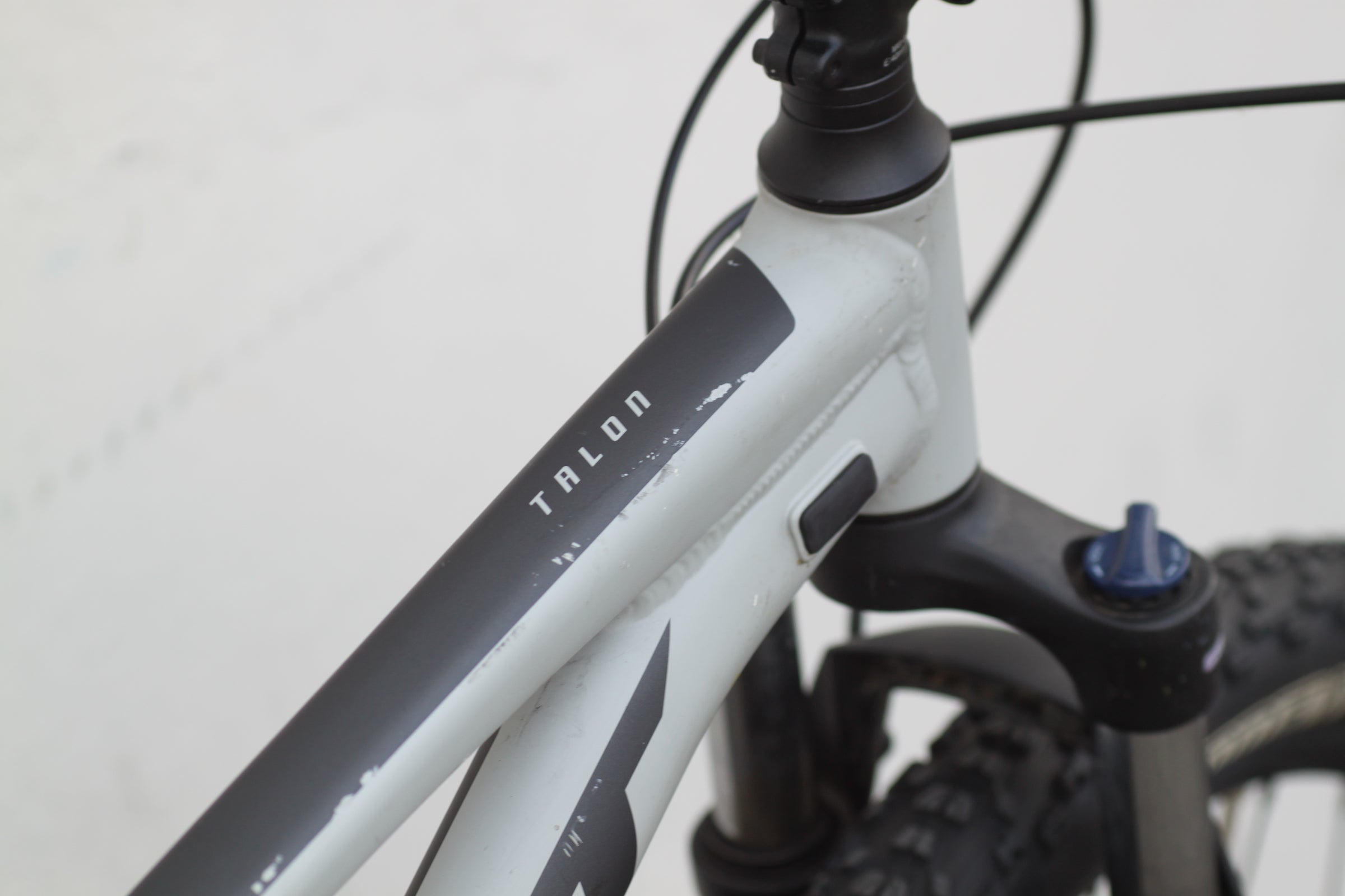 Giant Talon 2 27.5 Mountain Bike with Disc Brakes, 27.5” Wheels