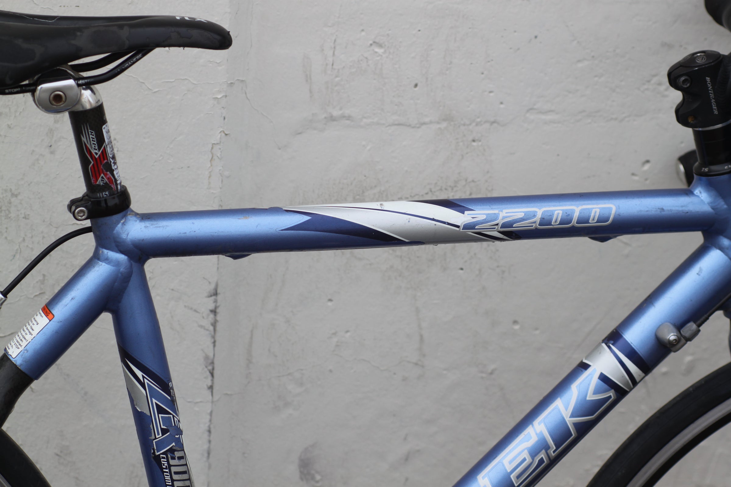 Trek 2200 ZR Alloy / OCLV Carbon Road Bike with 650c Wheels blue