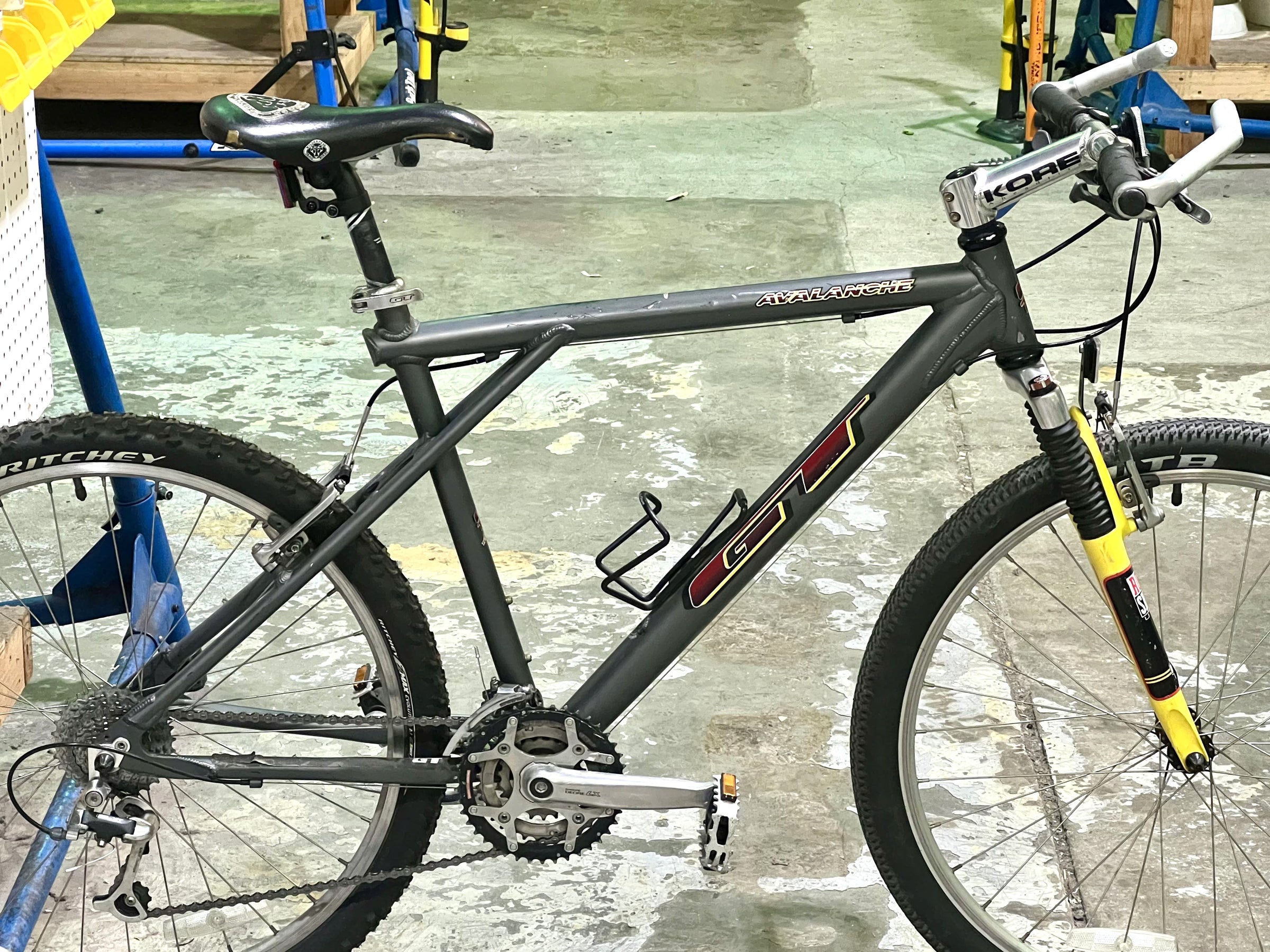 GT Avalanche Vintage Hardtail MTB with RockShox Fork gray - BTRI