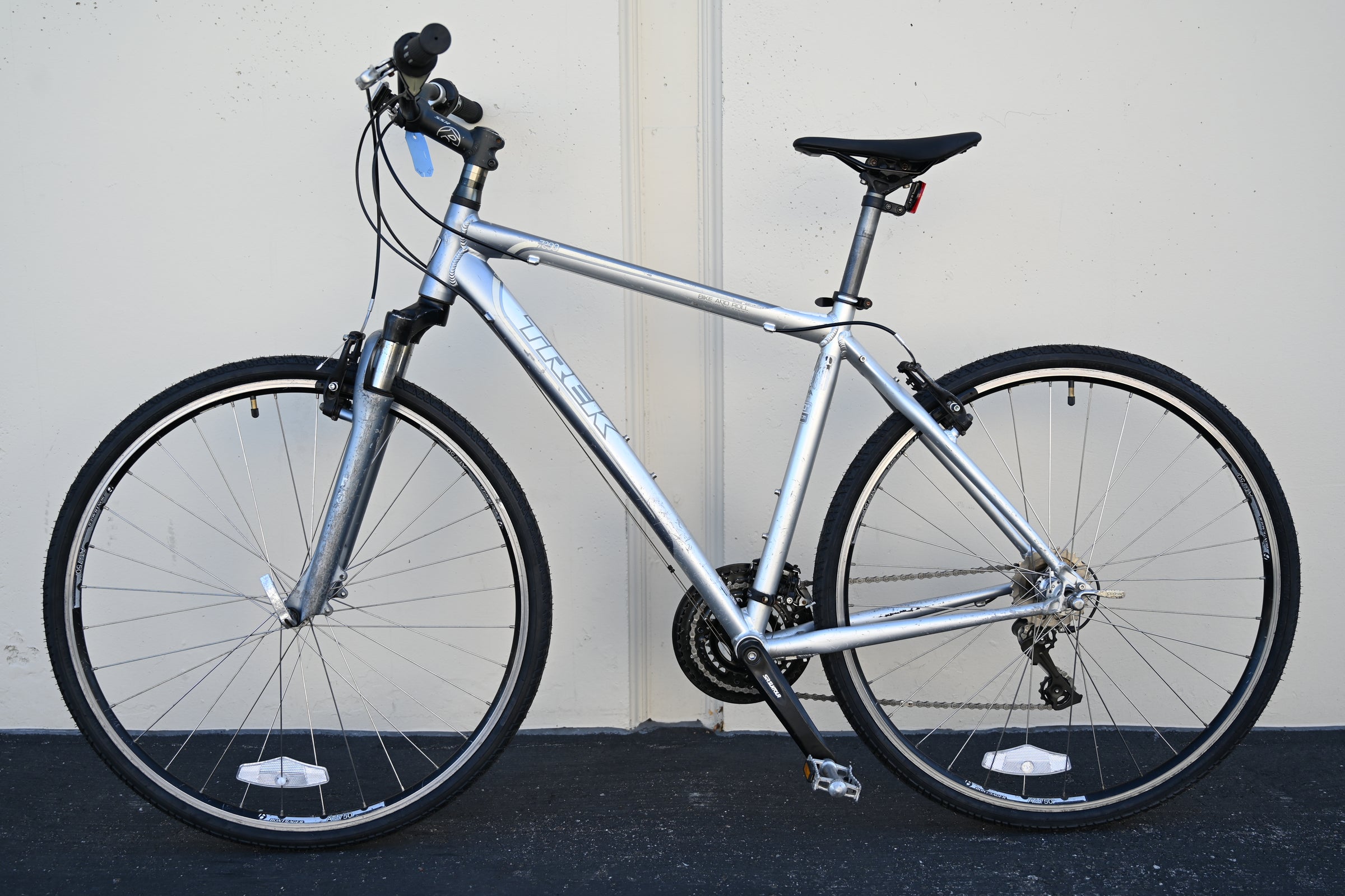 Trek 7300 Commuter / Hybrid Bike with Suntour Fork, New Tires 20