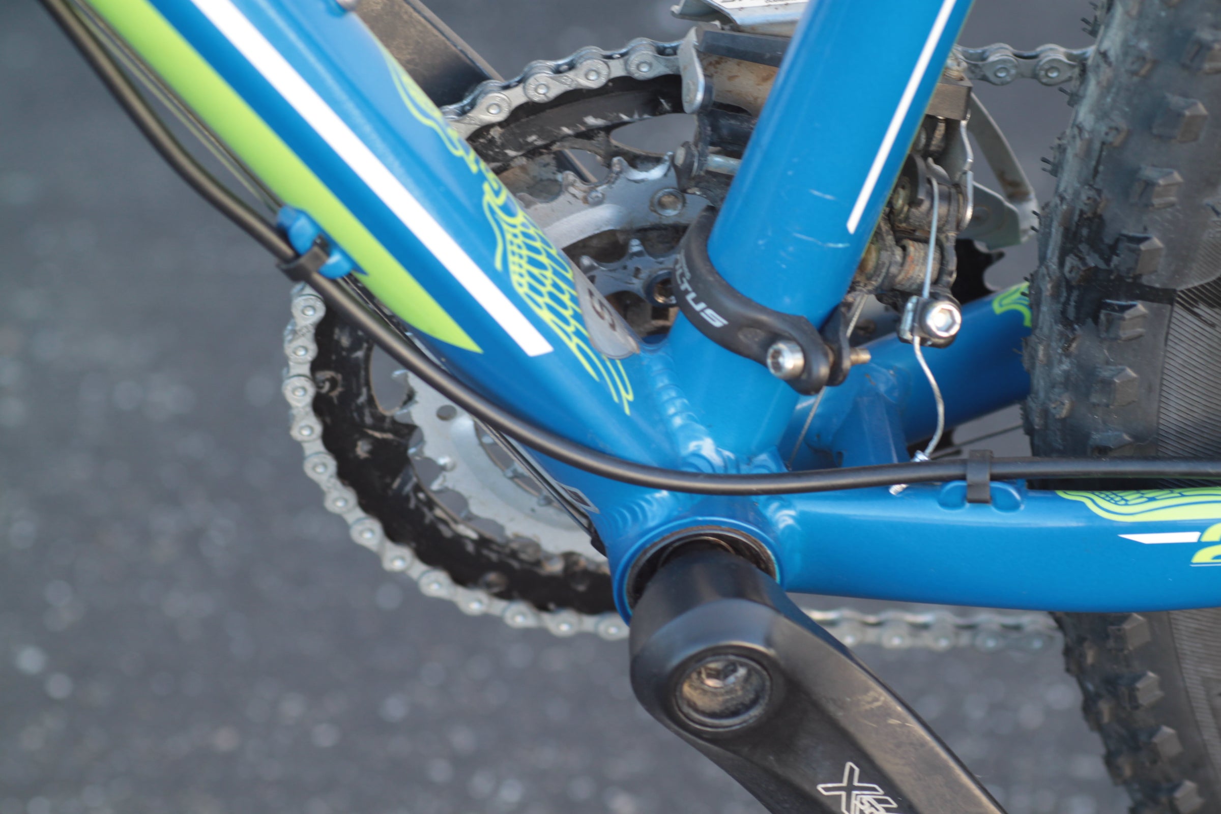 GT Backwoods Comp 27.5 Mountain Bike with Disc Brakes S blue