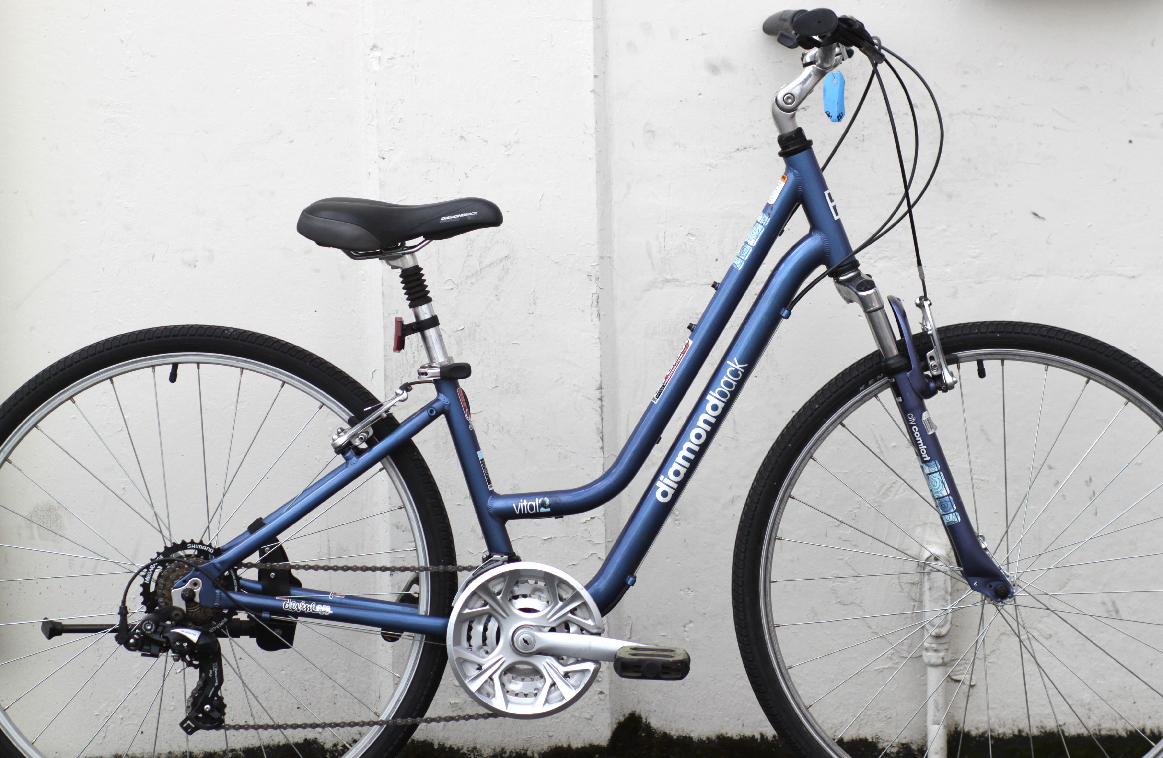 Diamondback Vital 2 Devine Women’s Commuter Hybrid with Suspension Fork ...