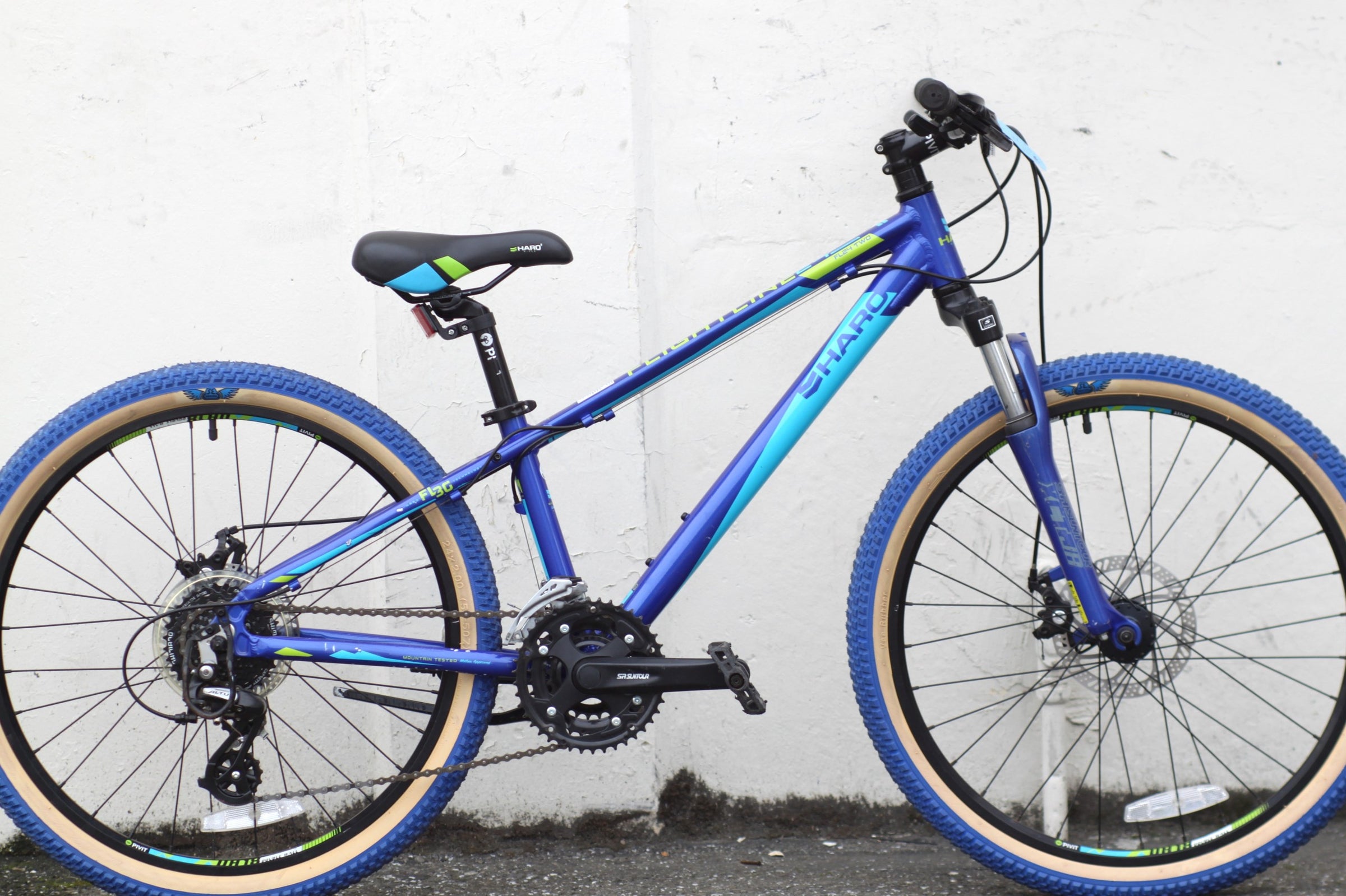 Haro Flightline Two 24 Kids Bike with Disc Brakes, New Tires blue 