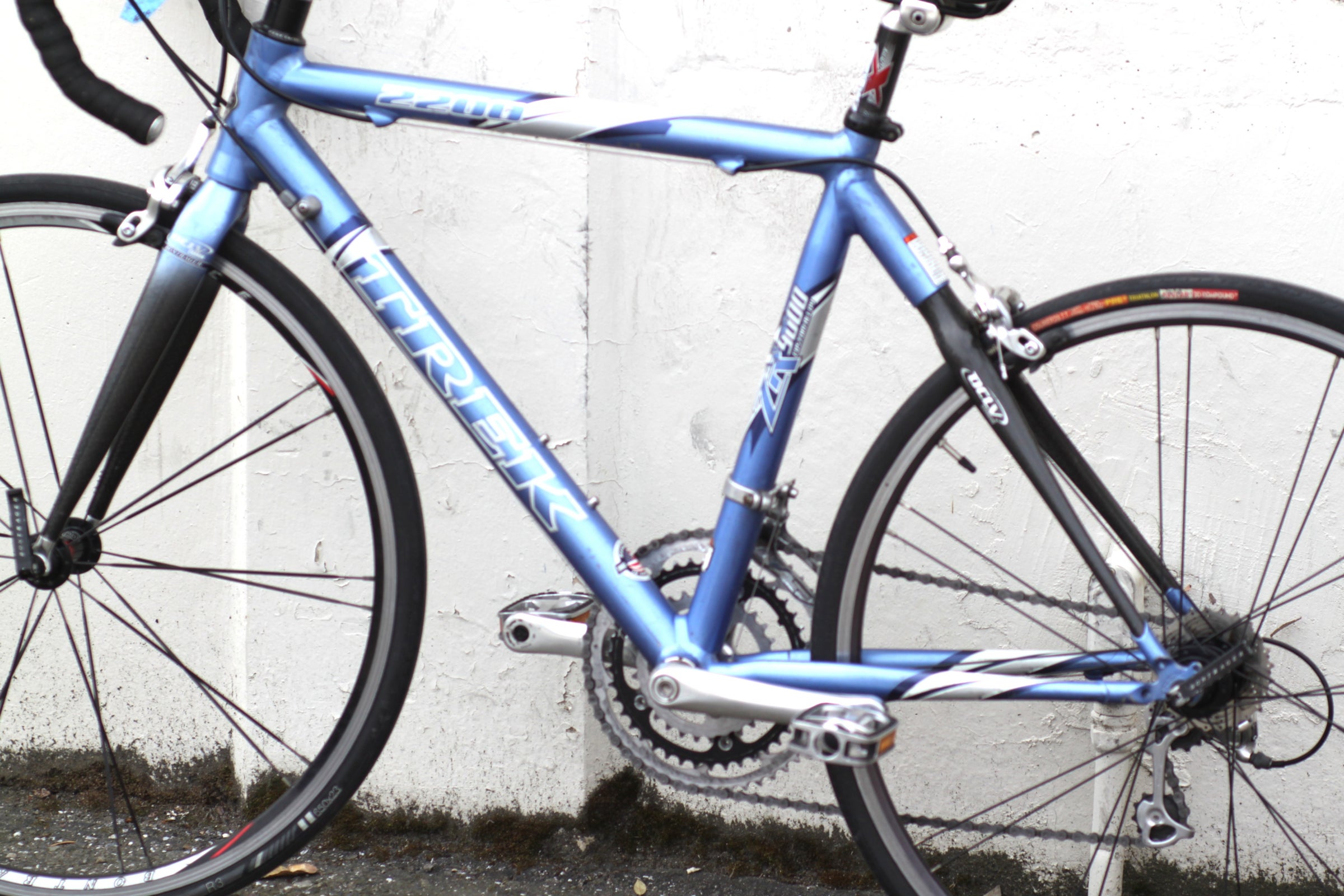Trek 2200 ZR Alloy / OCLV Carbon Road Bike with 650c Wheels blue