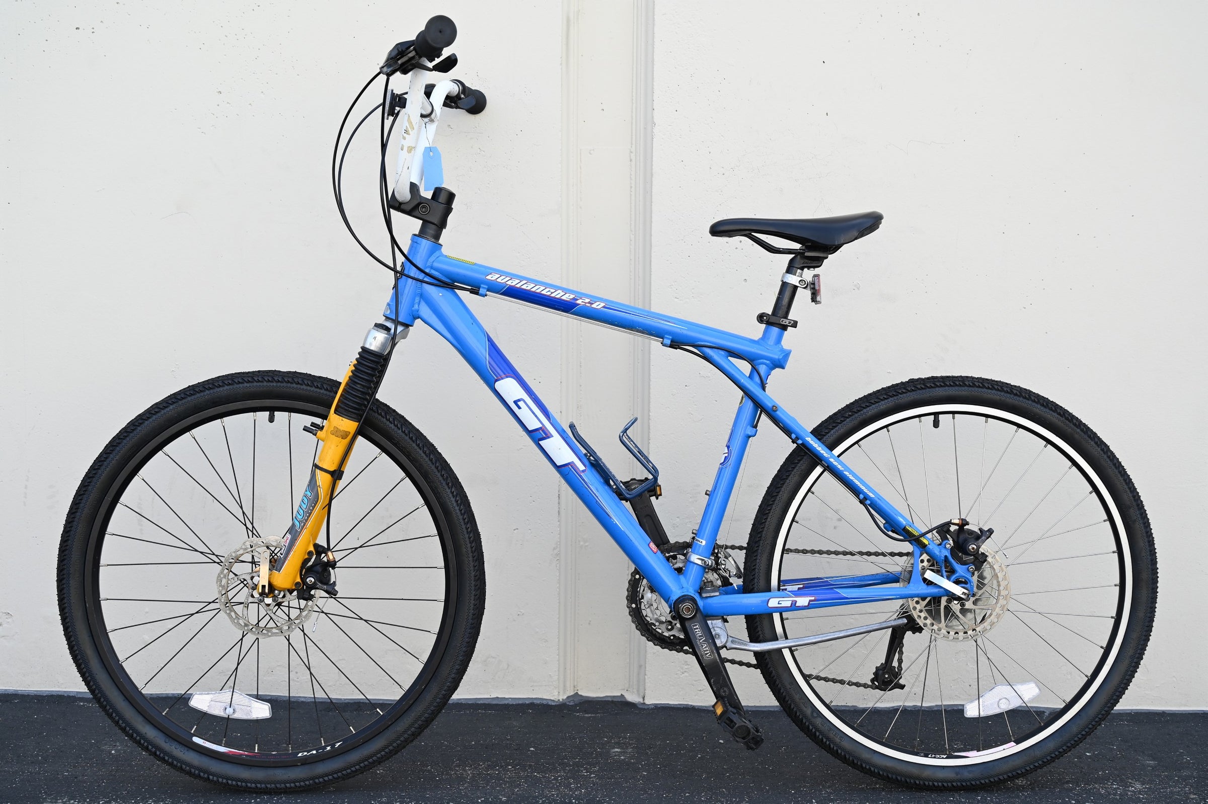GT Avalanche 2.0マウンテンバイク 26インチ GT Avalanche 2.0 Hardtail MTB 26” Wheelie Bike with Disc Brakes