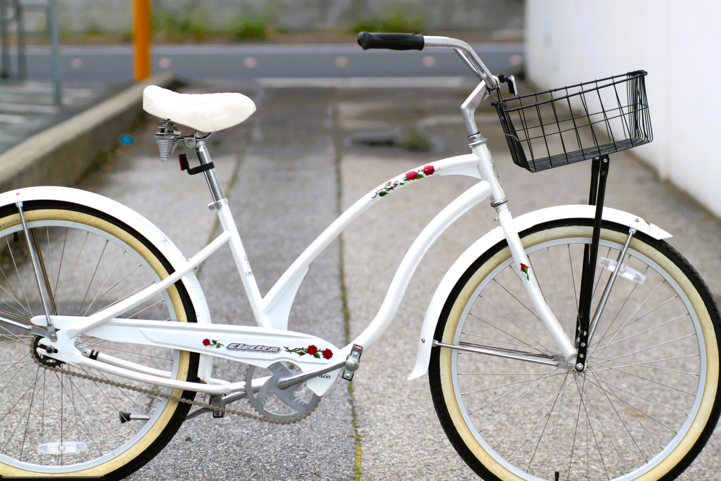 Electra Rosie Women's Cruiser with Handy Front Basket white/black