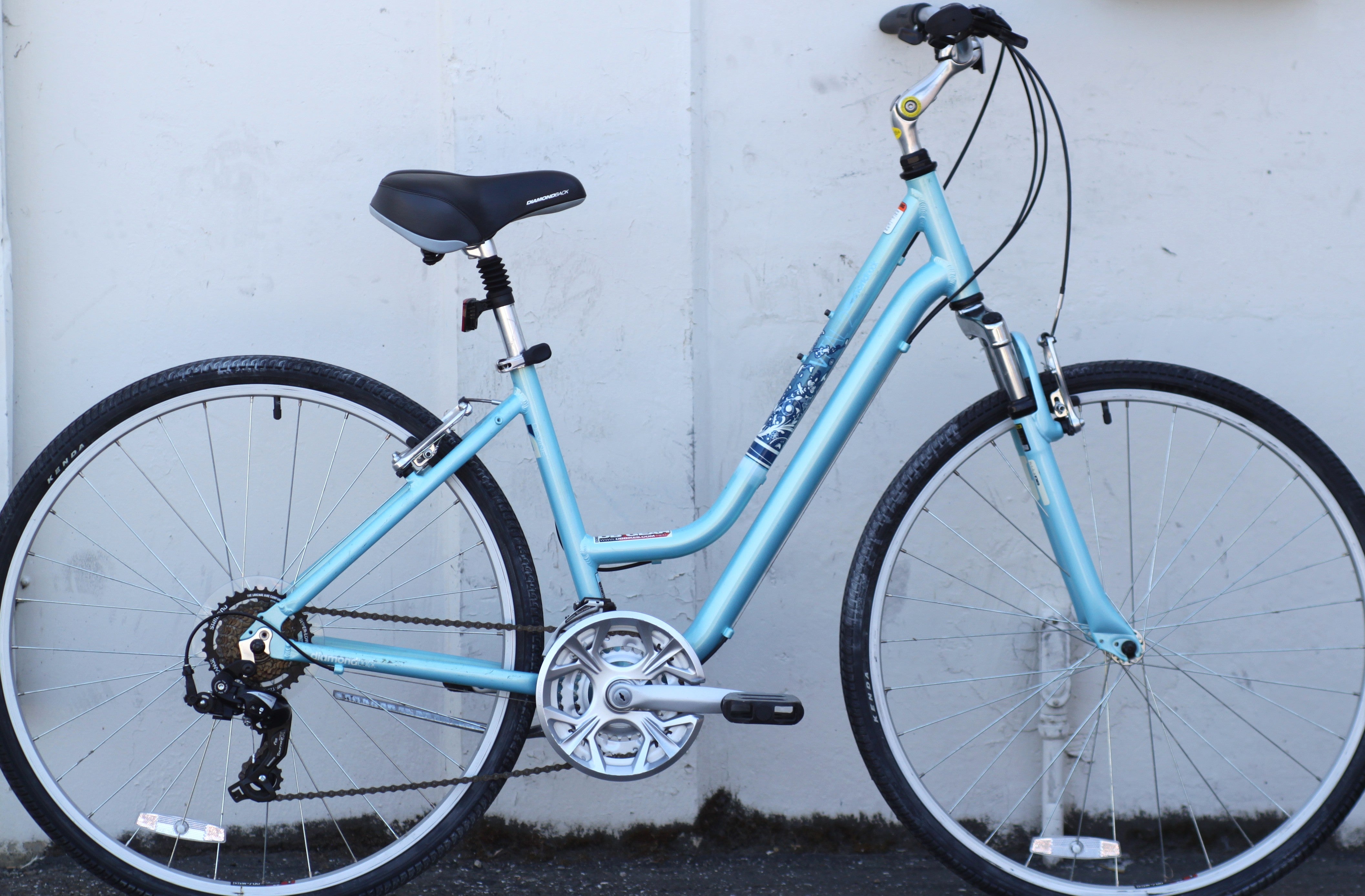 Diamondback Vital 2 Devine Women’s Commuter Hybrid with Suspension Fork ...