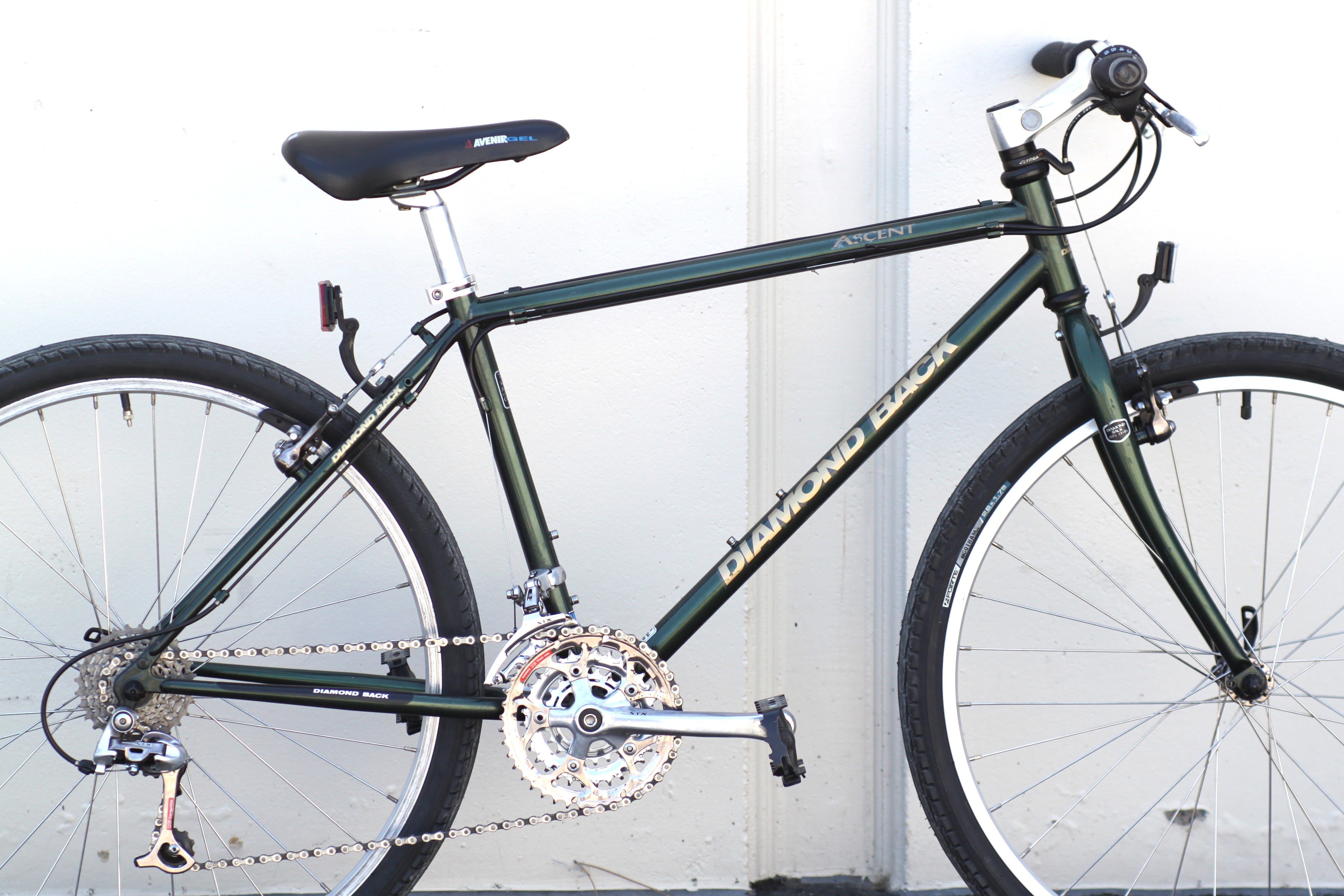 Diamondback Ascent Vintage Hardtail Mountain Bike with Pavement