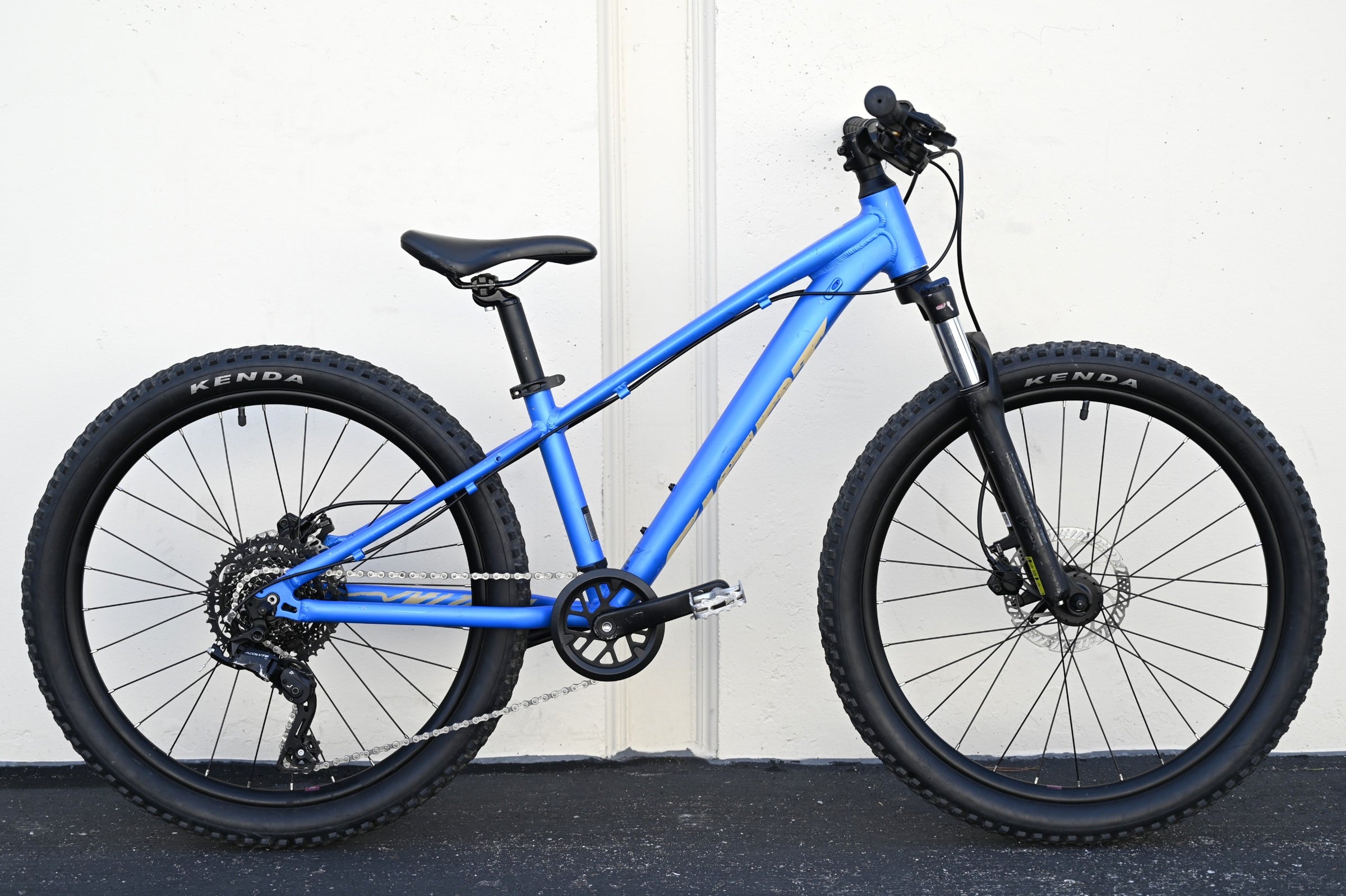 Giant STP 24 Dirt Jump MTB with Disc Brakes and Wide Tires blue