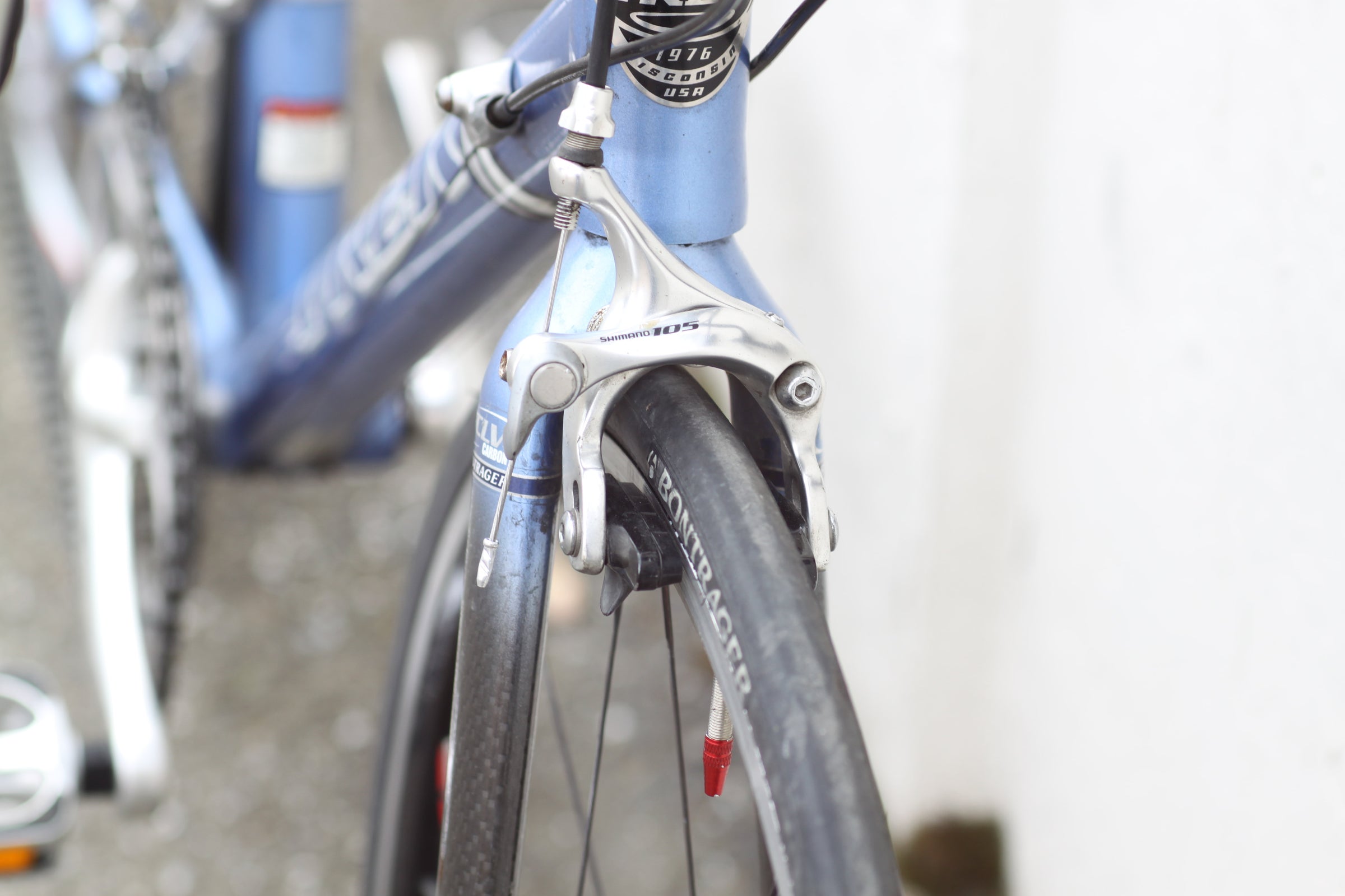 Trek 2200 ZR Alloy / OCLV Carbon Road Bike with 650c Wheels blue