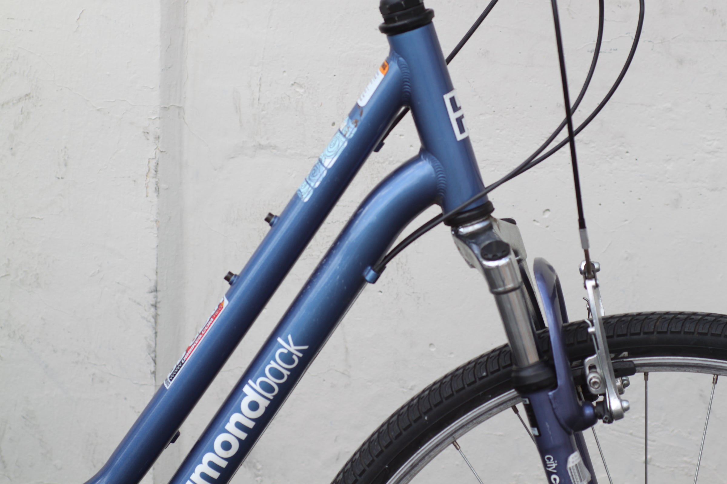 Diamondback Vital 2 Devine Women’s Commuter Hybrid with Suspension Fork ...