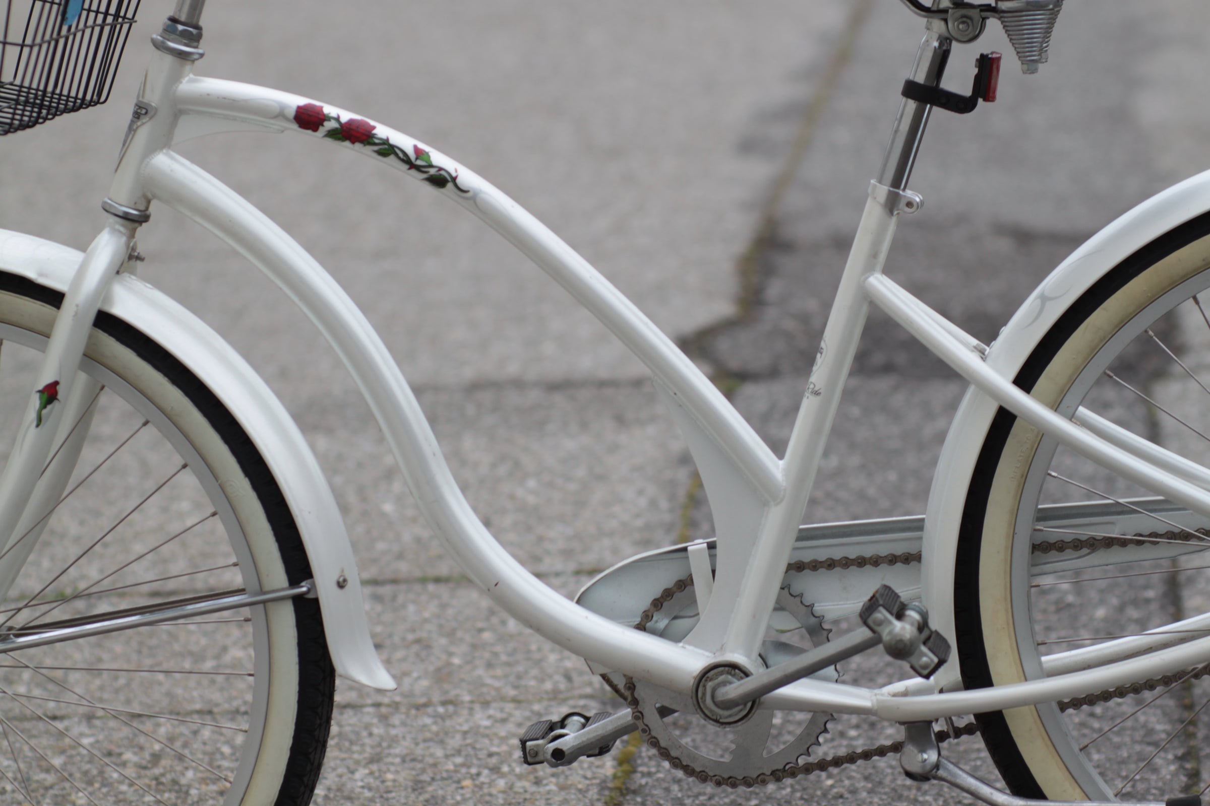 Electra Rosie Women's Cruiser with Handy Front Basket white/black