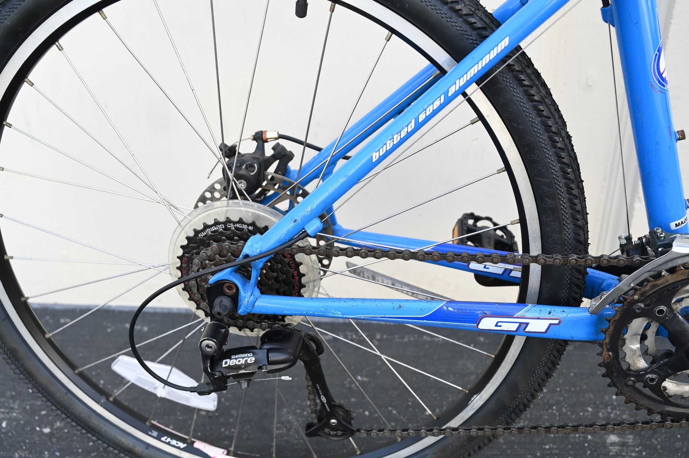 GT Avalanche 2.0 Hardtail MTB 26” Wheelie Bike with Disc Brakes