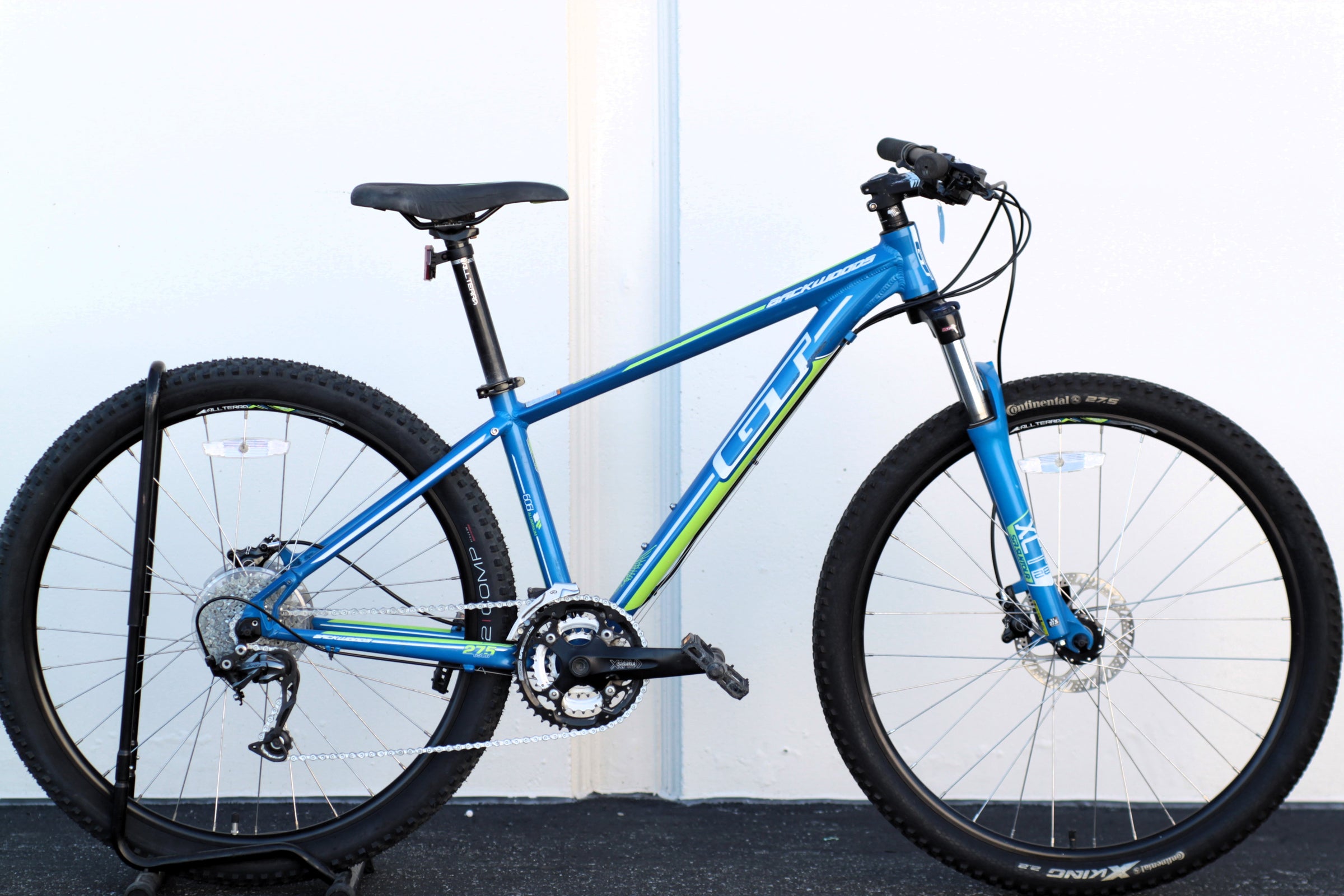 GT Backwoods Comp 27.5 Mountain Bike with Disc Brakes S blue