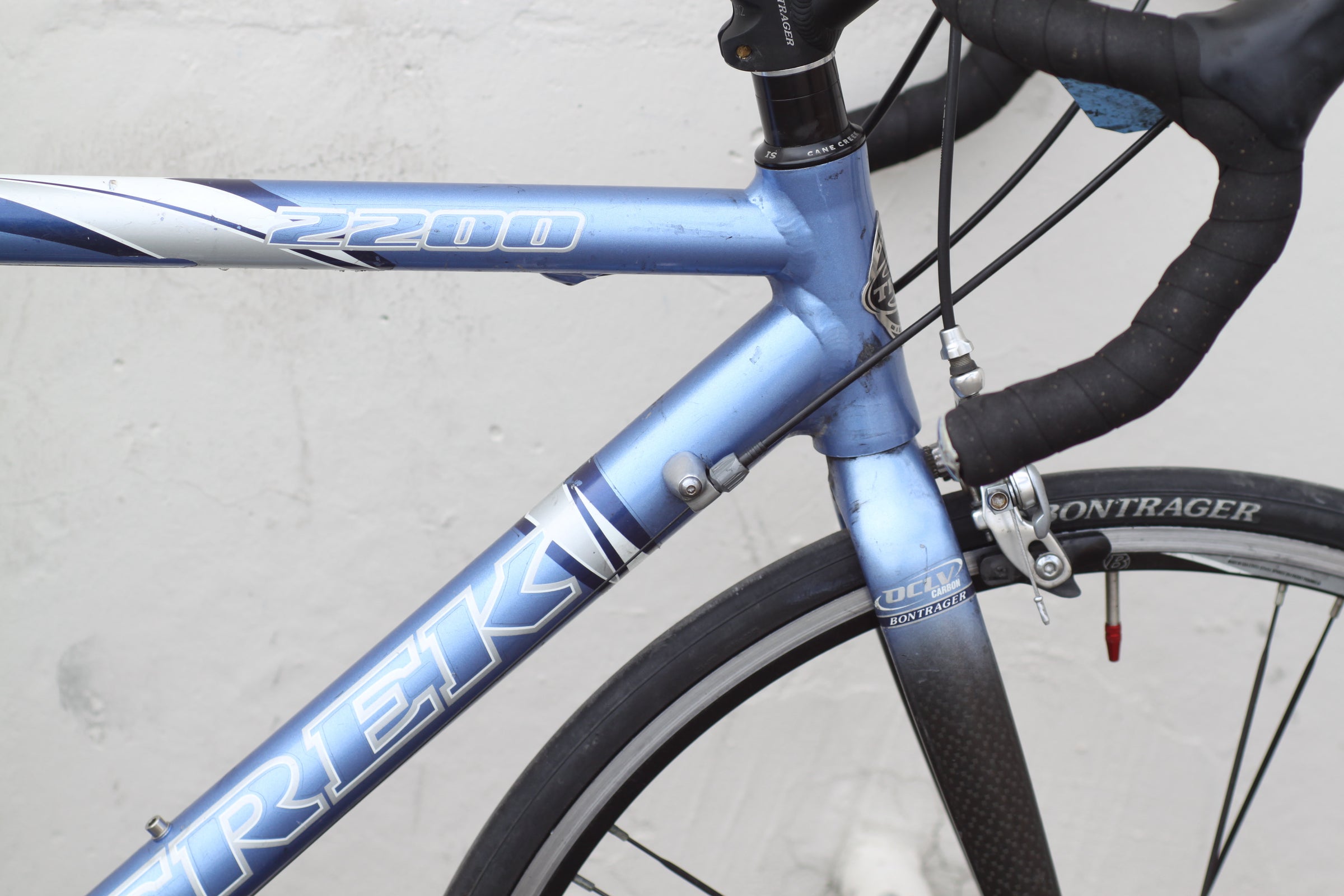 Trek 2200 ZR Alloy / OCLV Carbon Road Bike with 650c Wheels blue