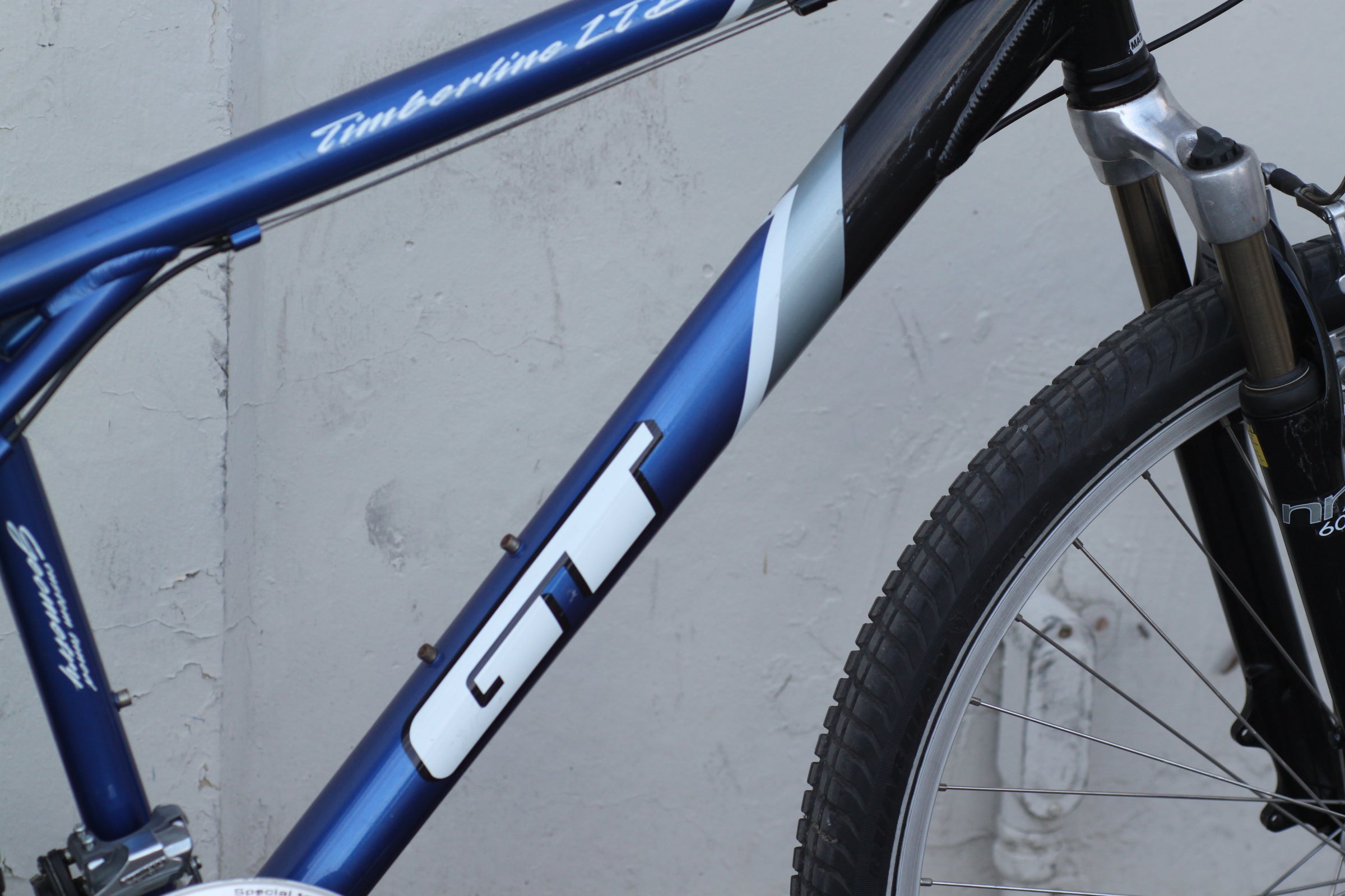 GT Timberline LTD Commuter Hybrid Bike with Upright Seating