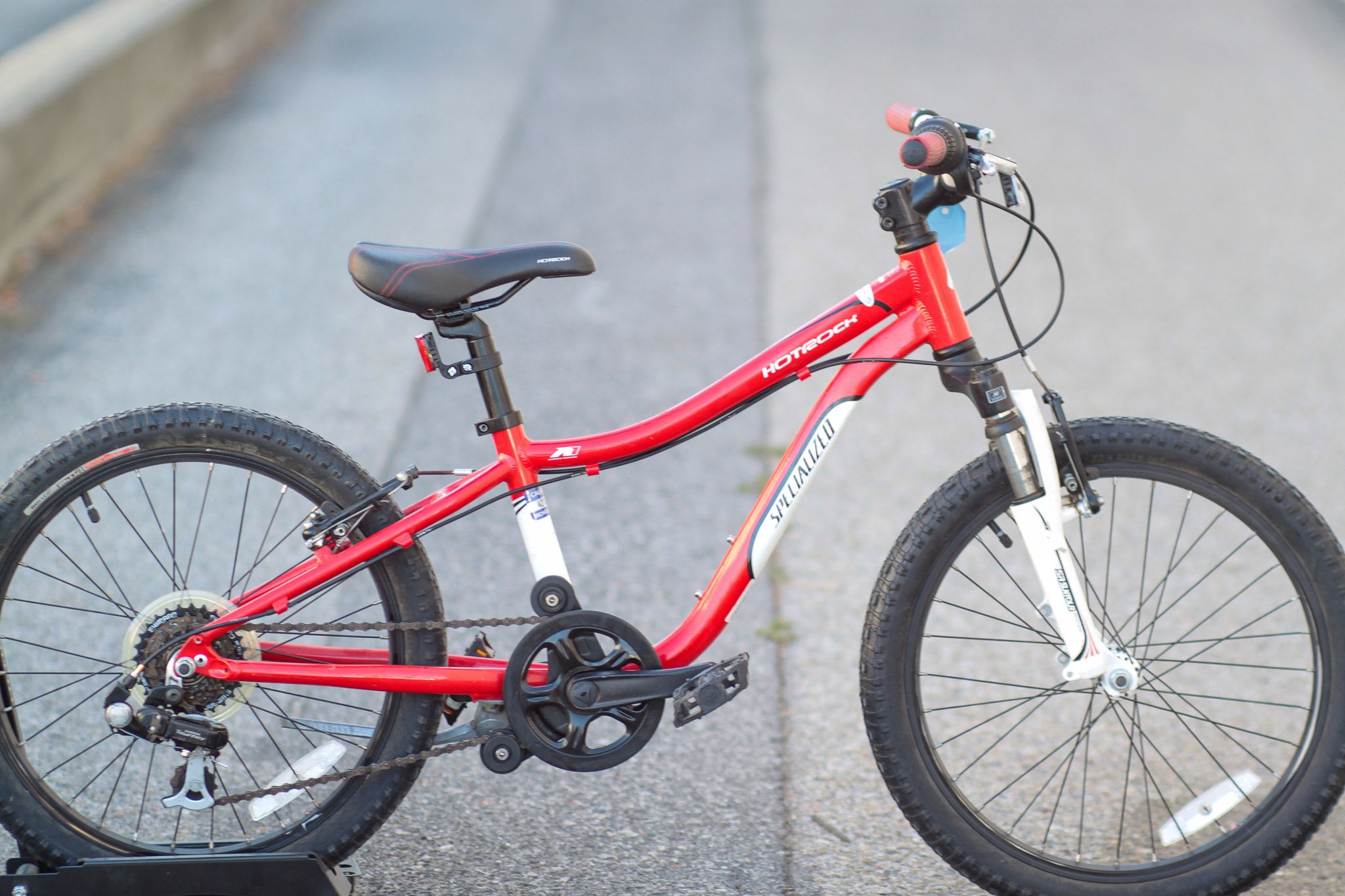 Specialized Hotrock 20 Kid's Mountain Bike with SR Suntour Fork red