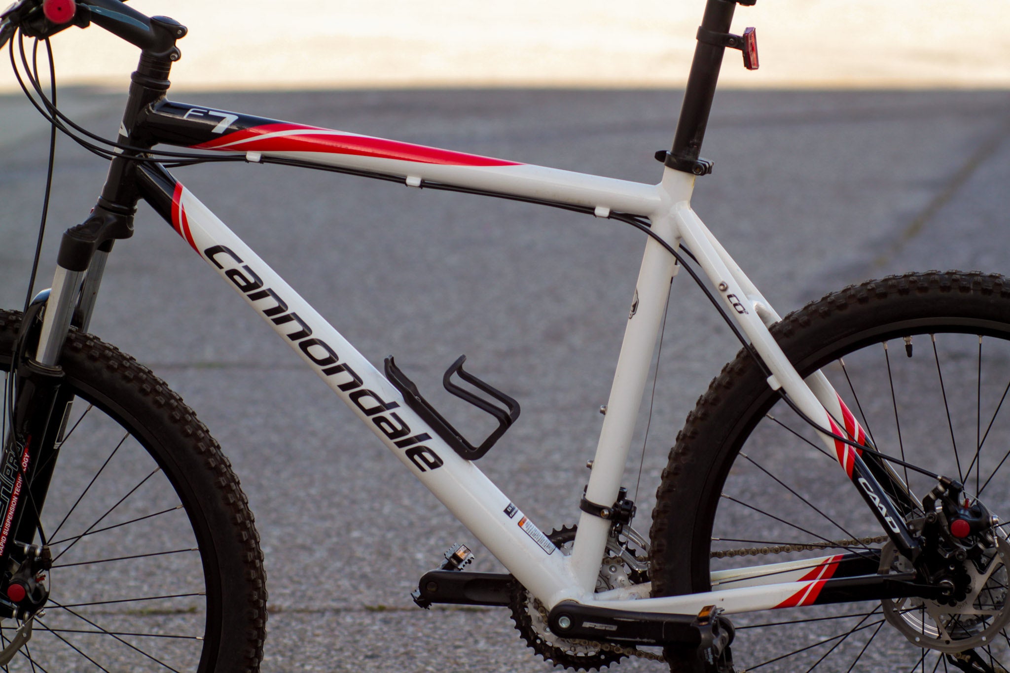 Cannondale F7 Hardtail Mountain Bike with Disc Brakes XL white JZDX