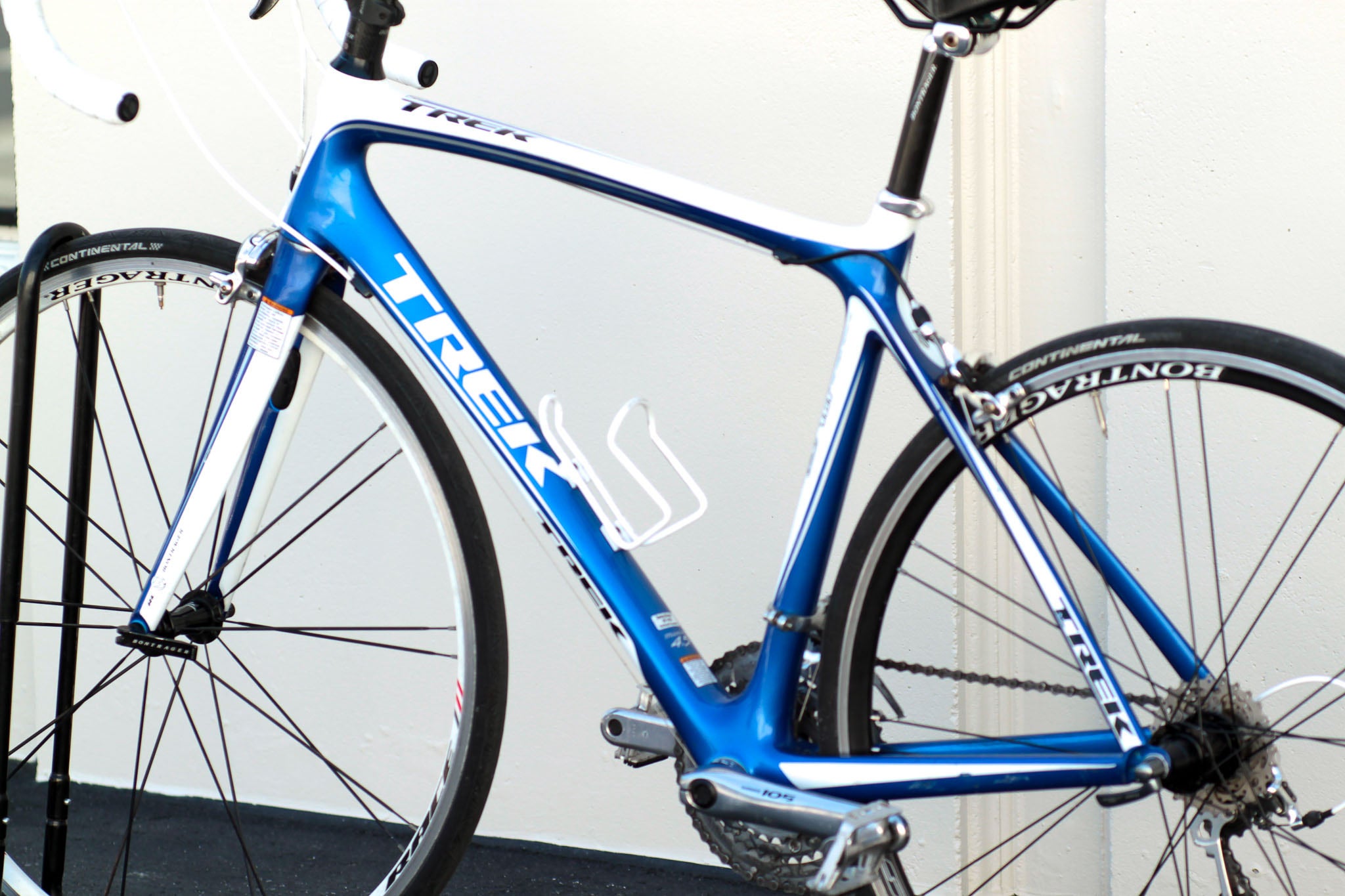 Trek Madone 4.5 Carbon Road Bike with Shimano 105 Ultegra 54cm blue white WNTZ Used Bikes for Sale Silicon Valley Bicycle Exchange Bay Area