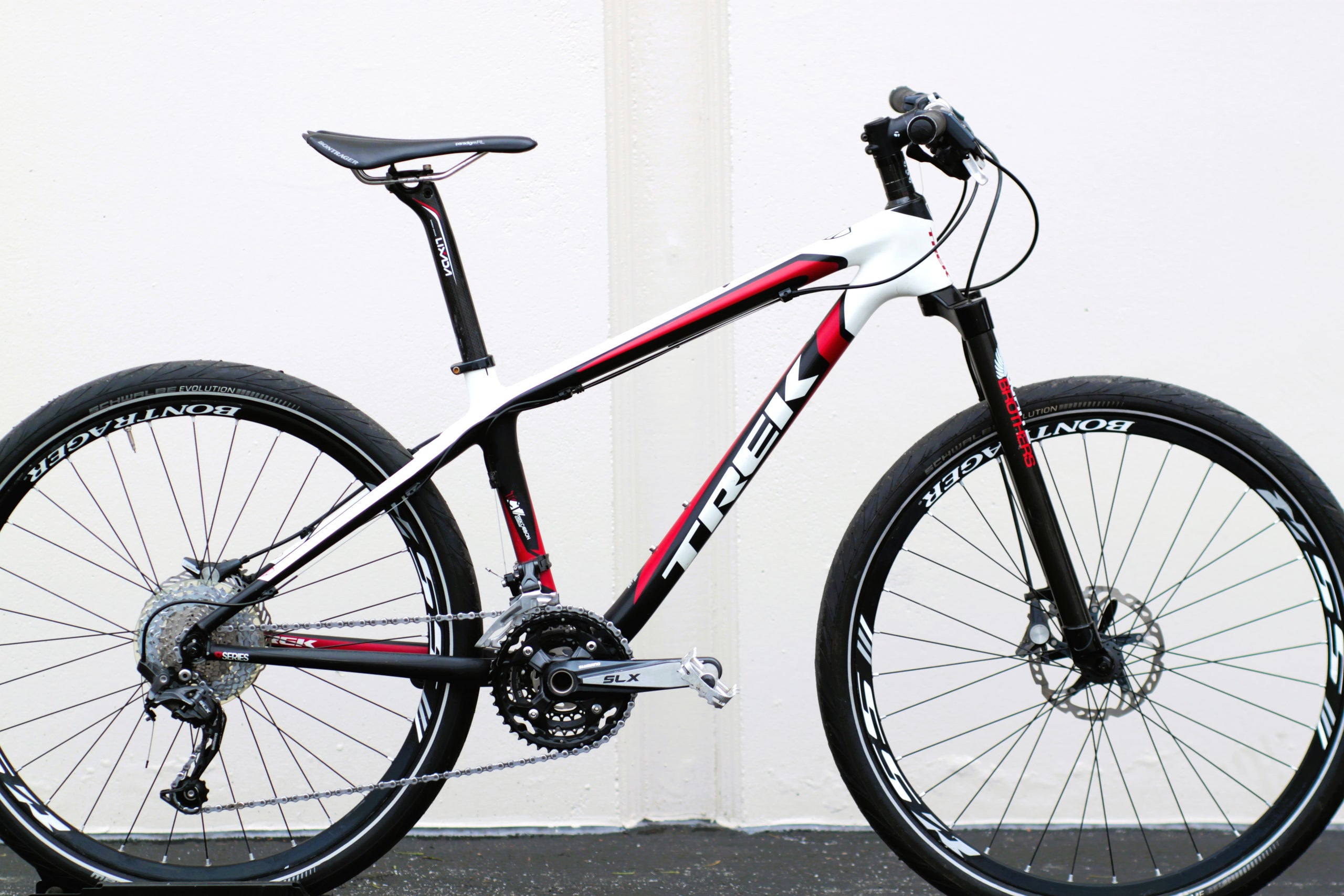 Trek Elite 9.7 Carbon Hardtail with Rigid Carbon Fork and Urban Tires black white UOWL