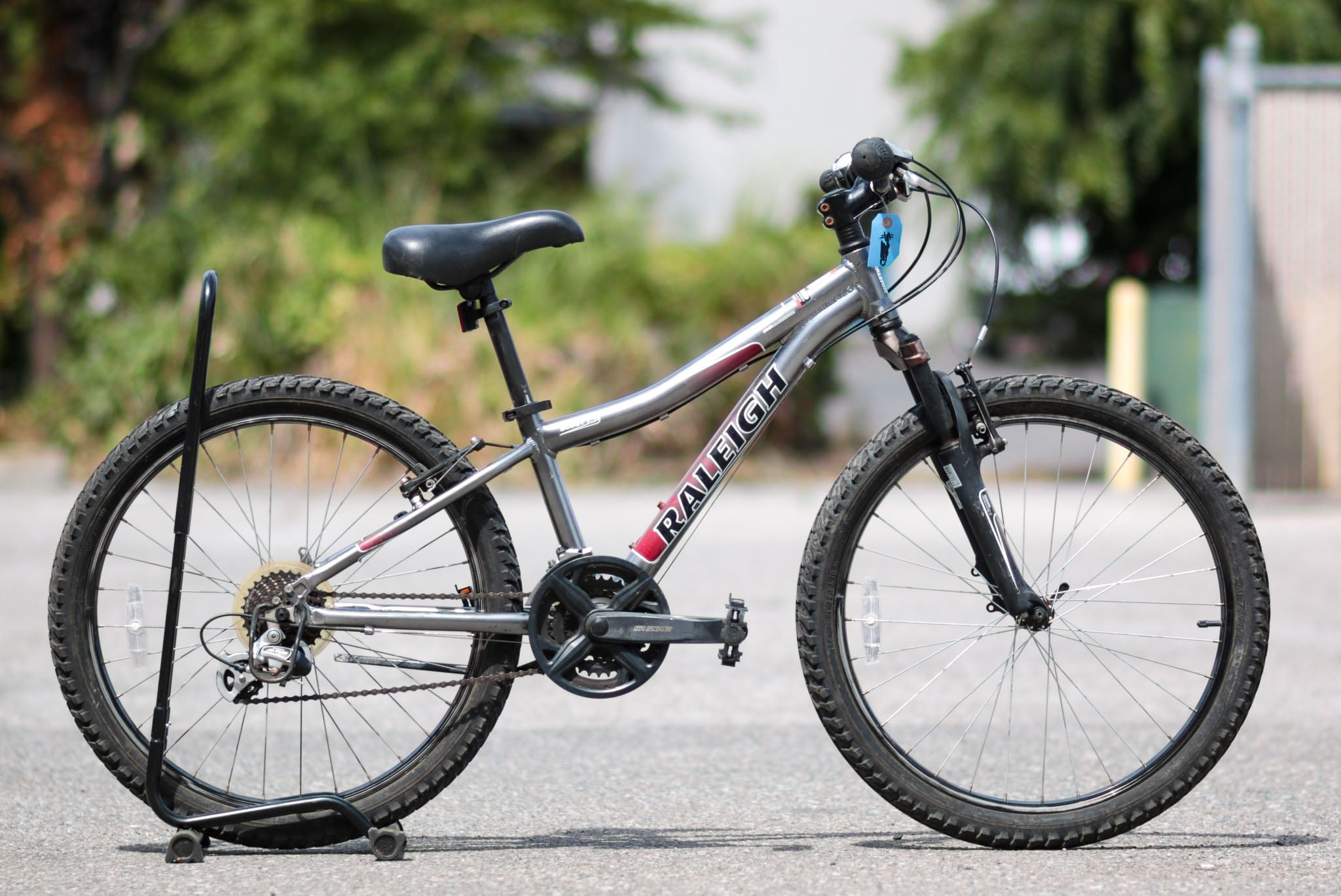 Raleigh bikes tokul hotsell 24 kids mountain bike