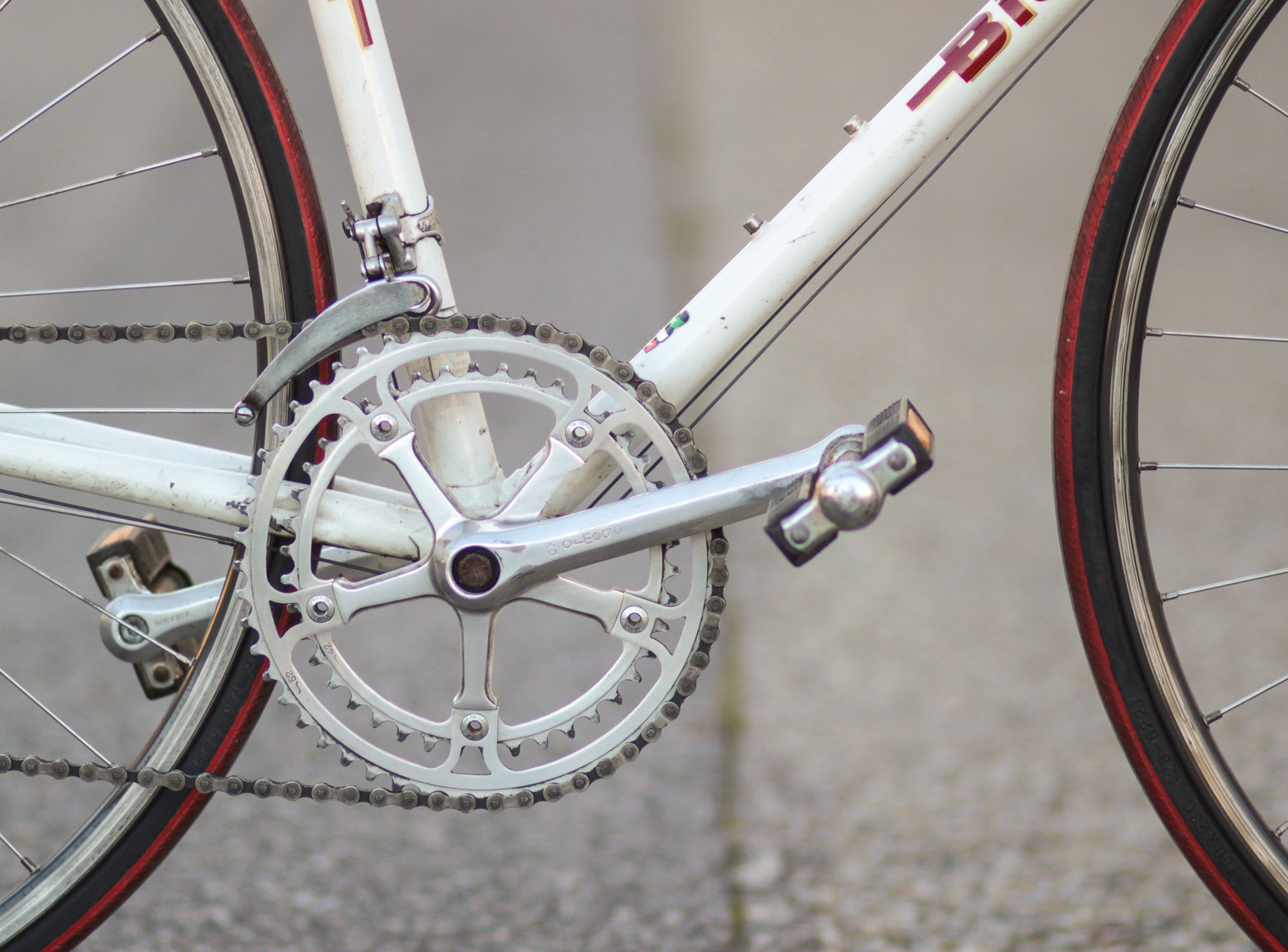 White vintage road online bike